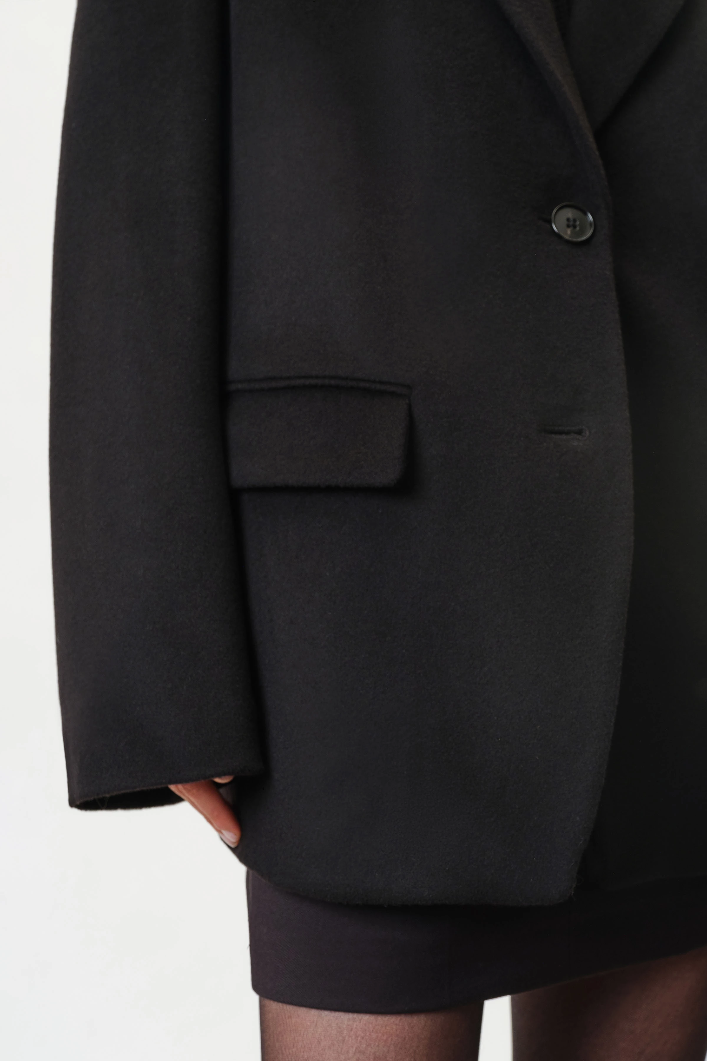 BASCOTE - Oversized Outdoorblazer in Kaschmir-Mix - Damen - schwarz - Detailansicht am Model