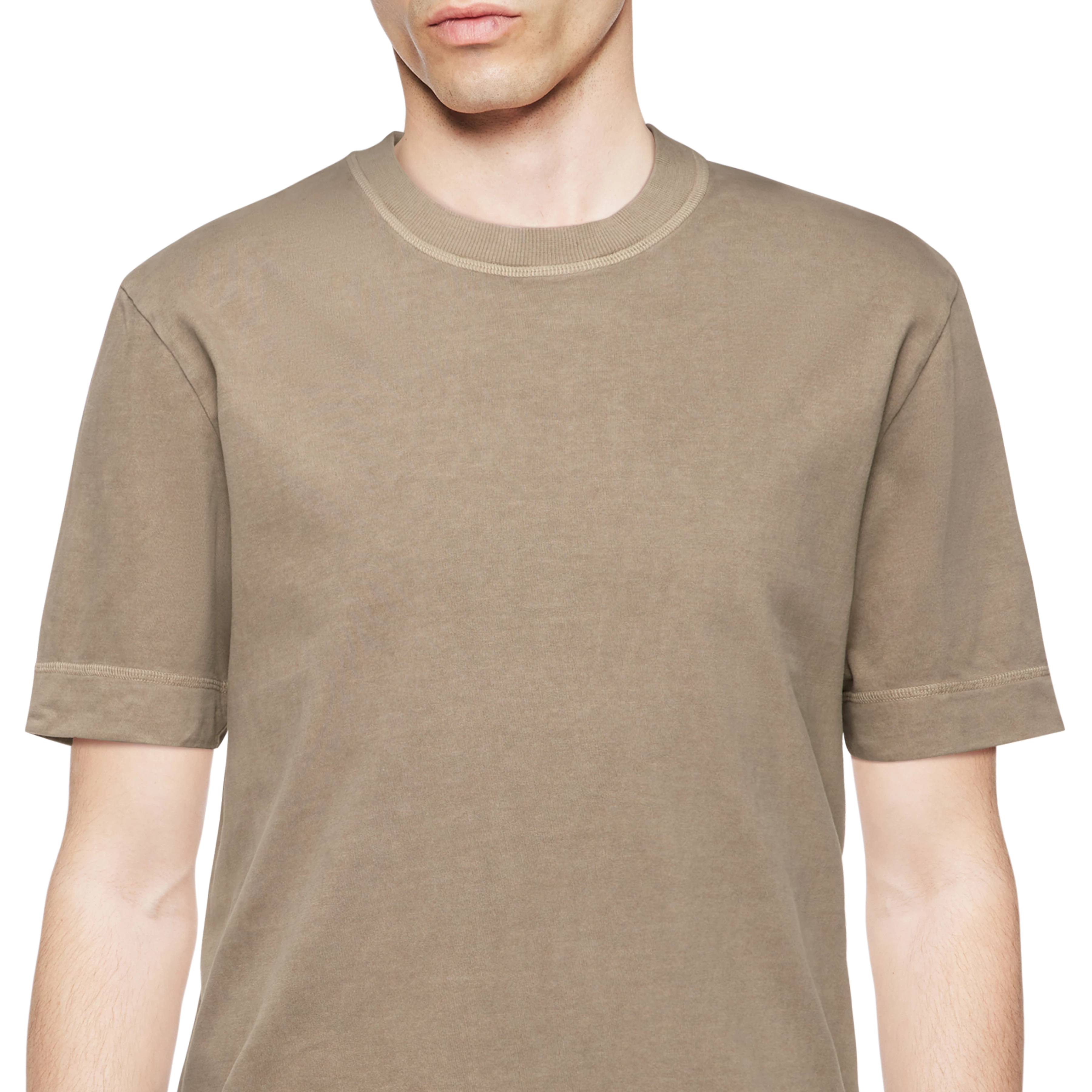 RAPHAEL - T-Shirt in gewaschener Optik - Herren - braun - Detailansicht am Model