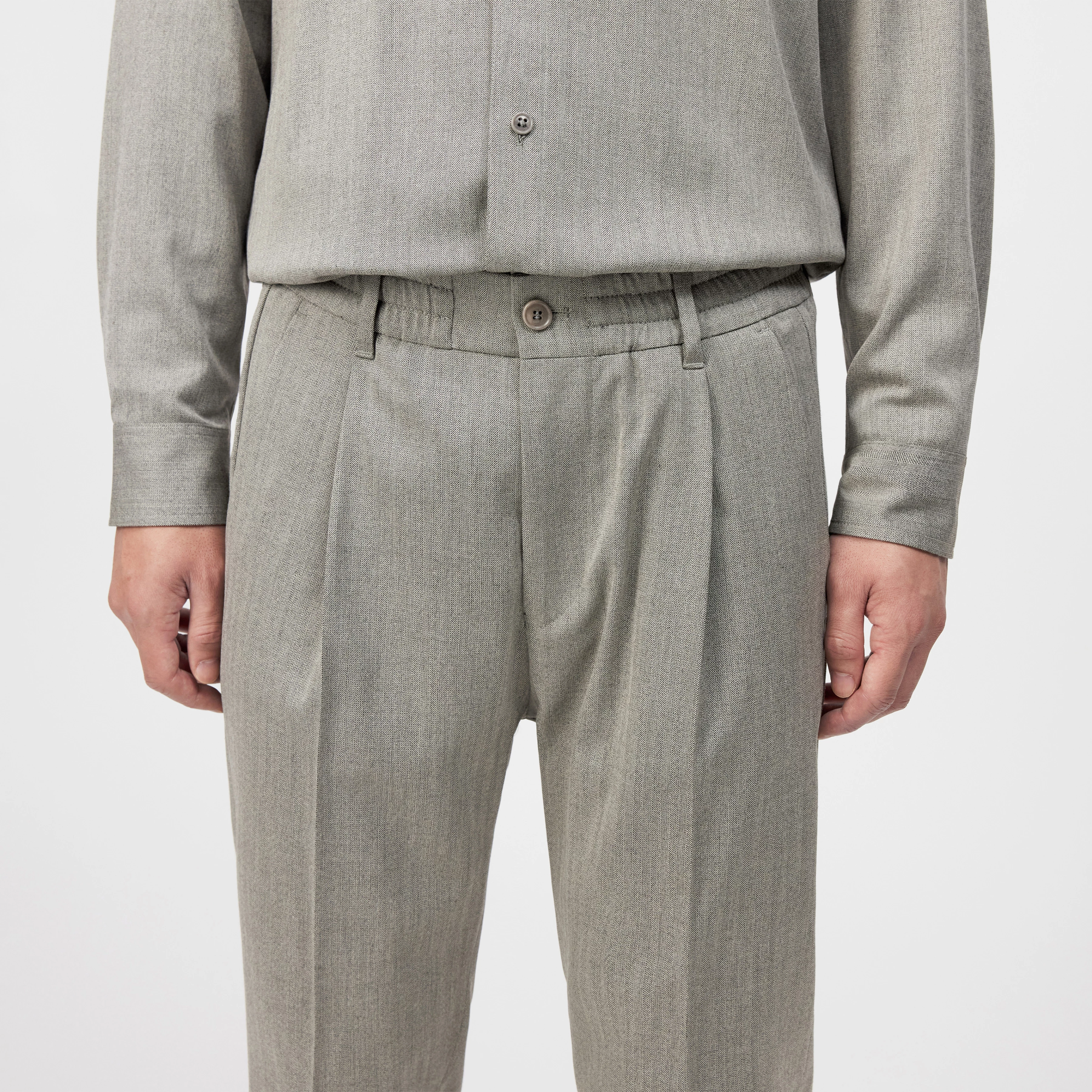 CHASY - Casual trousers with pleats in viscose-wool blend - men - brown - Detailansicht am Model
