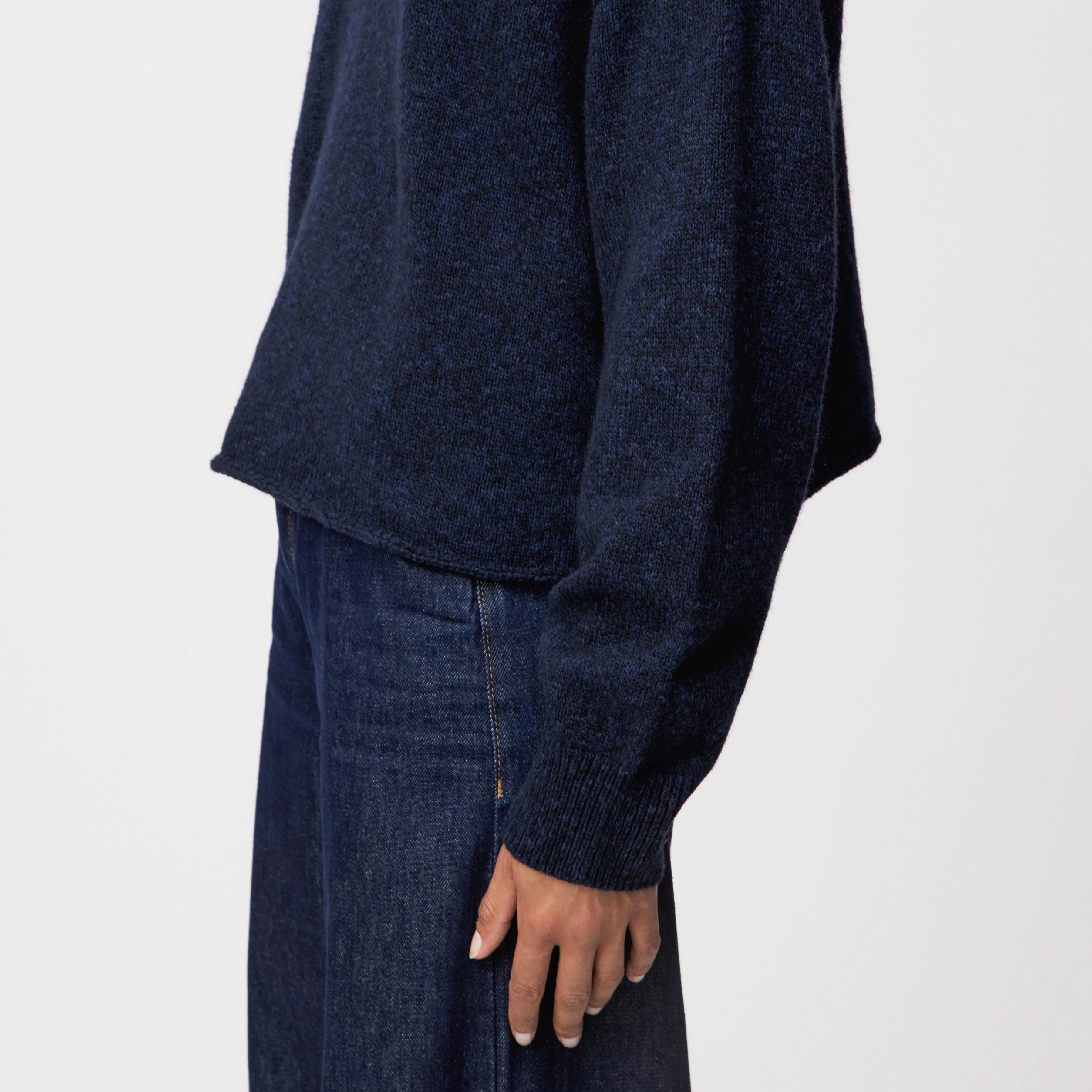 MALESE - Verkürzter Pullover in Woll-Baumwollmix - Damen - blau - Detailansicht am Model