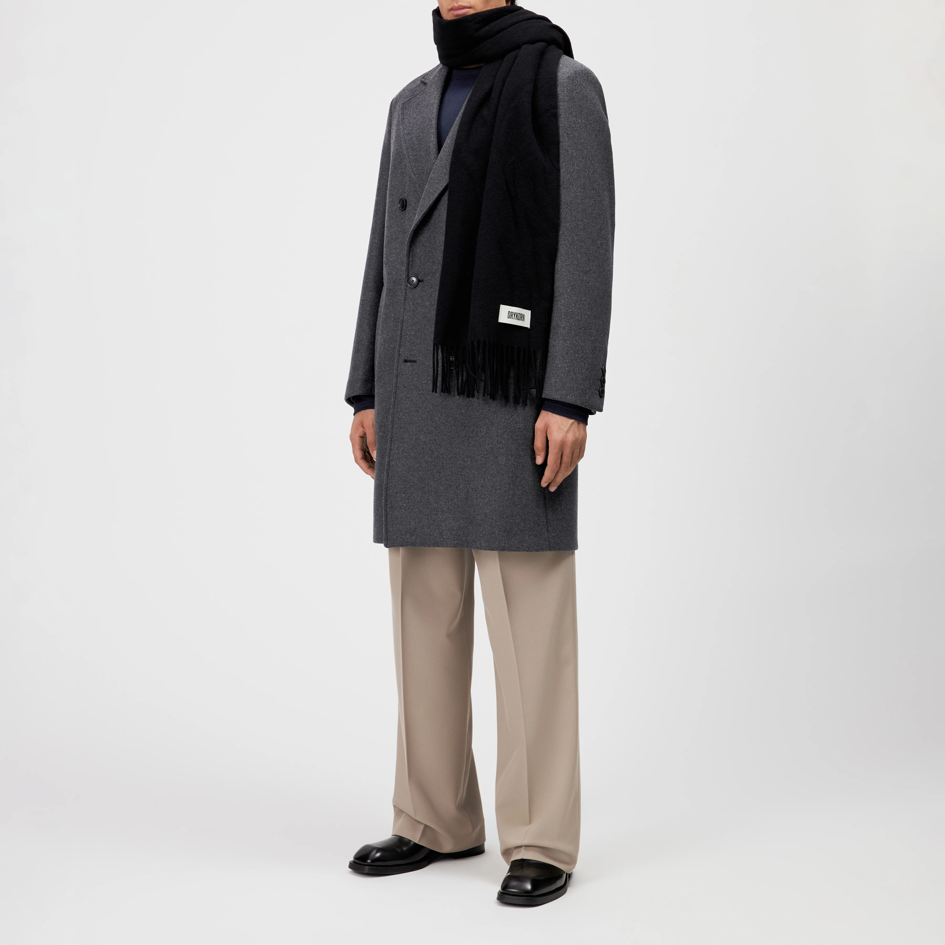 GAZE_4 - Schal in Wolltwill - Unisex - schwarz - Detailansicht am Model