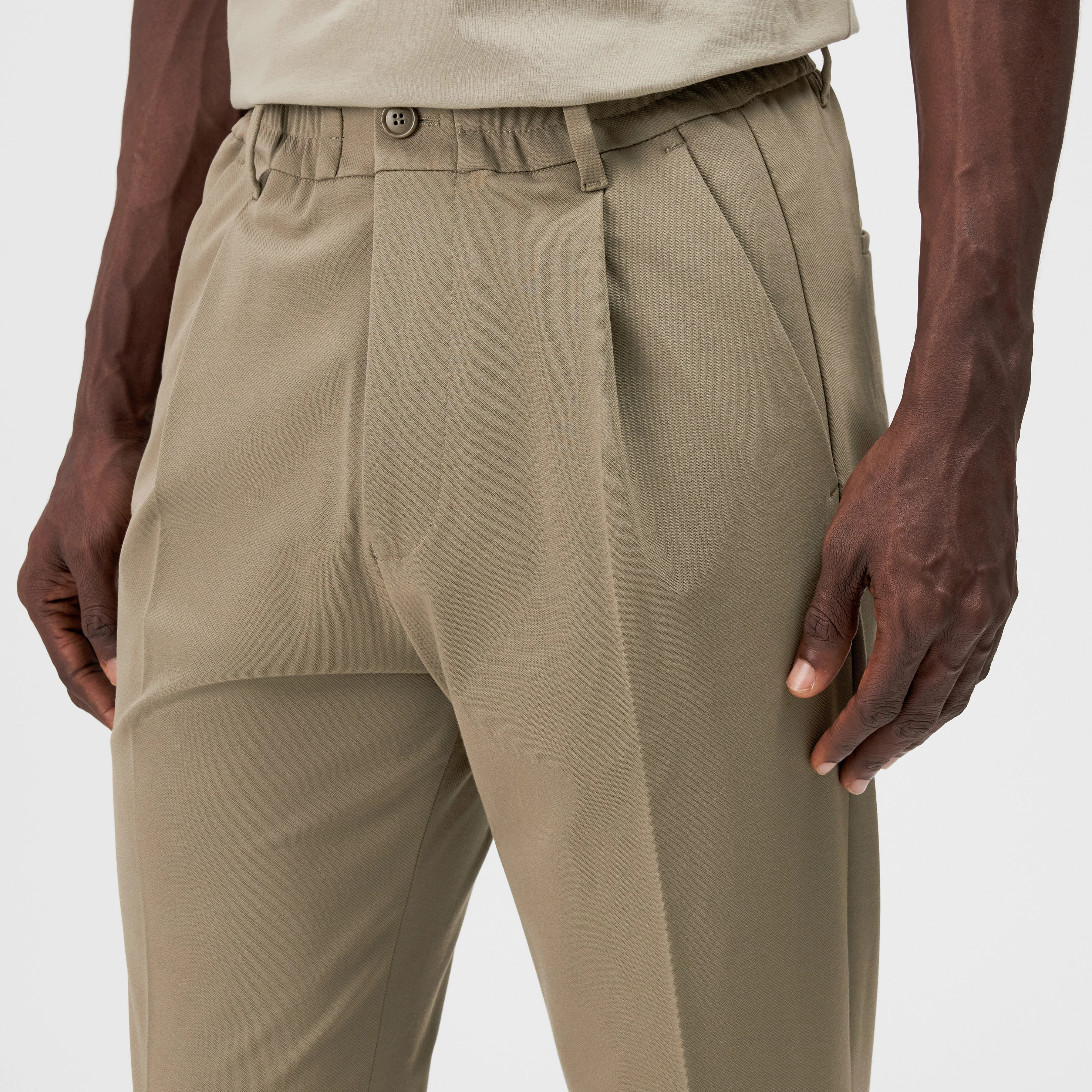 CHASY_RGLR - Casual trousers with pleats in nylon jersey - men - brown - Detailansicht am Model