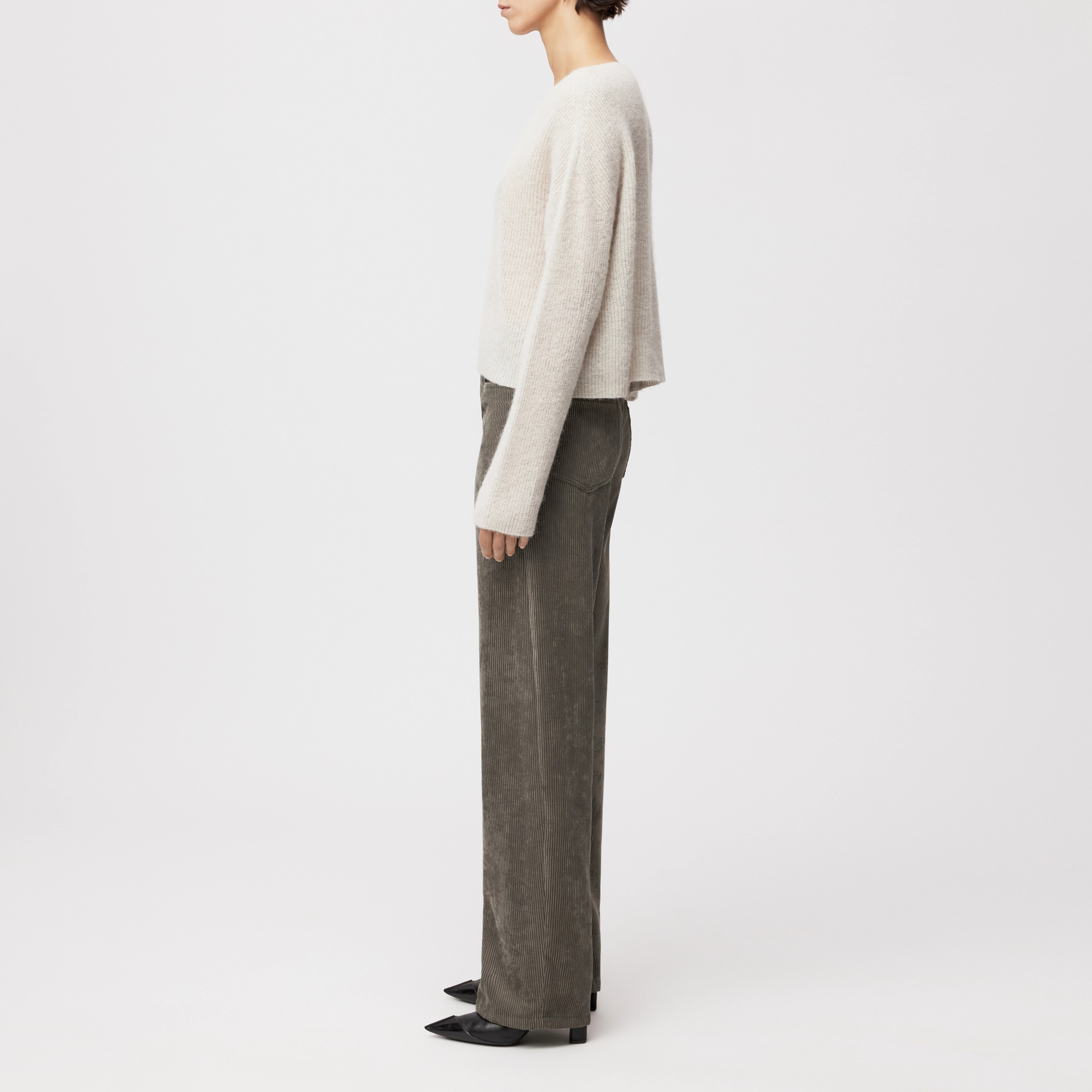 IMENY - Pull court en luxueux mélange d'alpaga Suri - women - beige - Seitenansicht