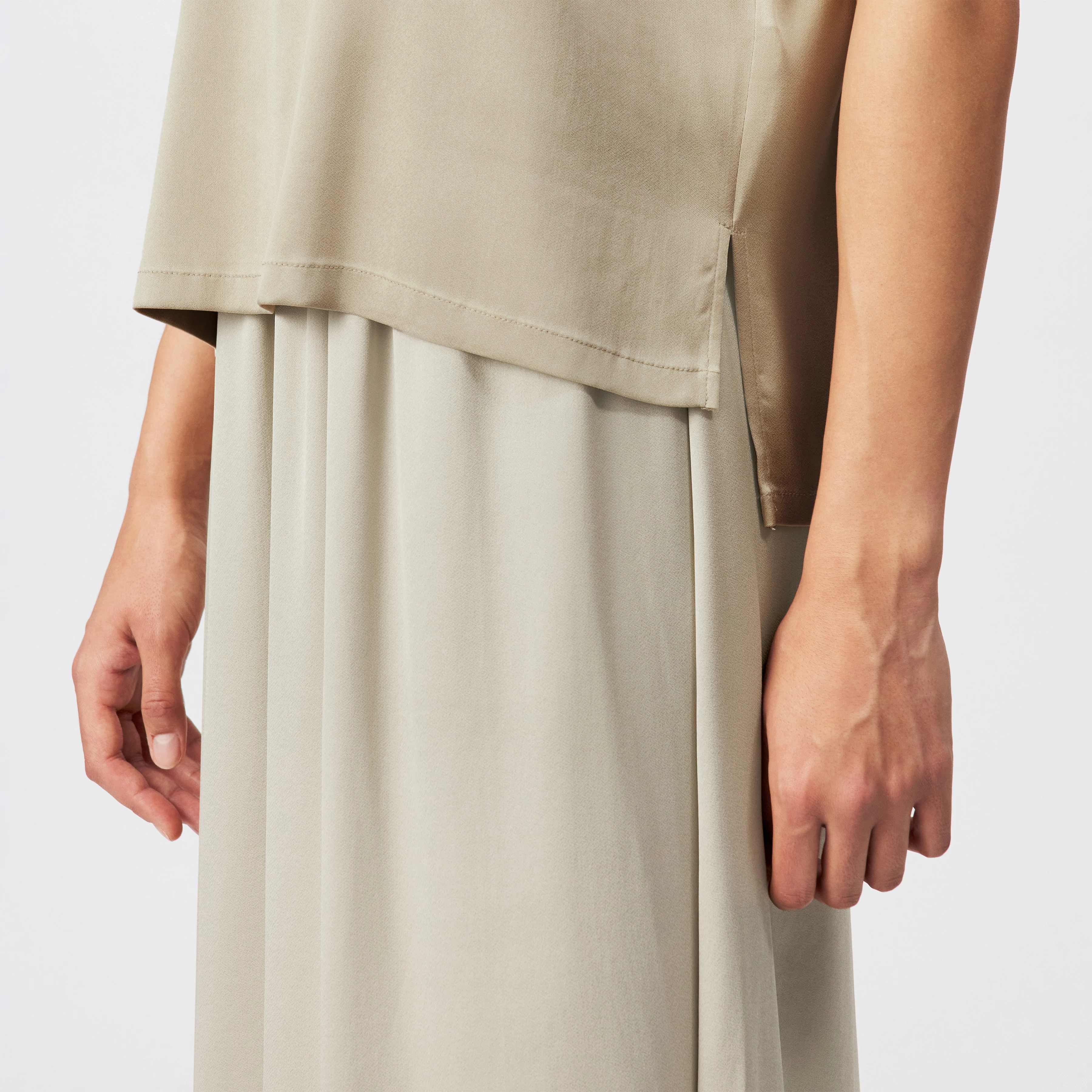 ALARIA_1 - Shirt blouse with stand-up collar in satin - women - beige - Detailansicht am Model