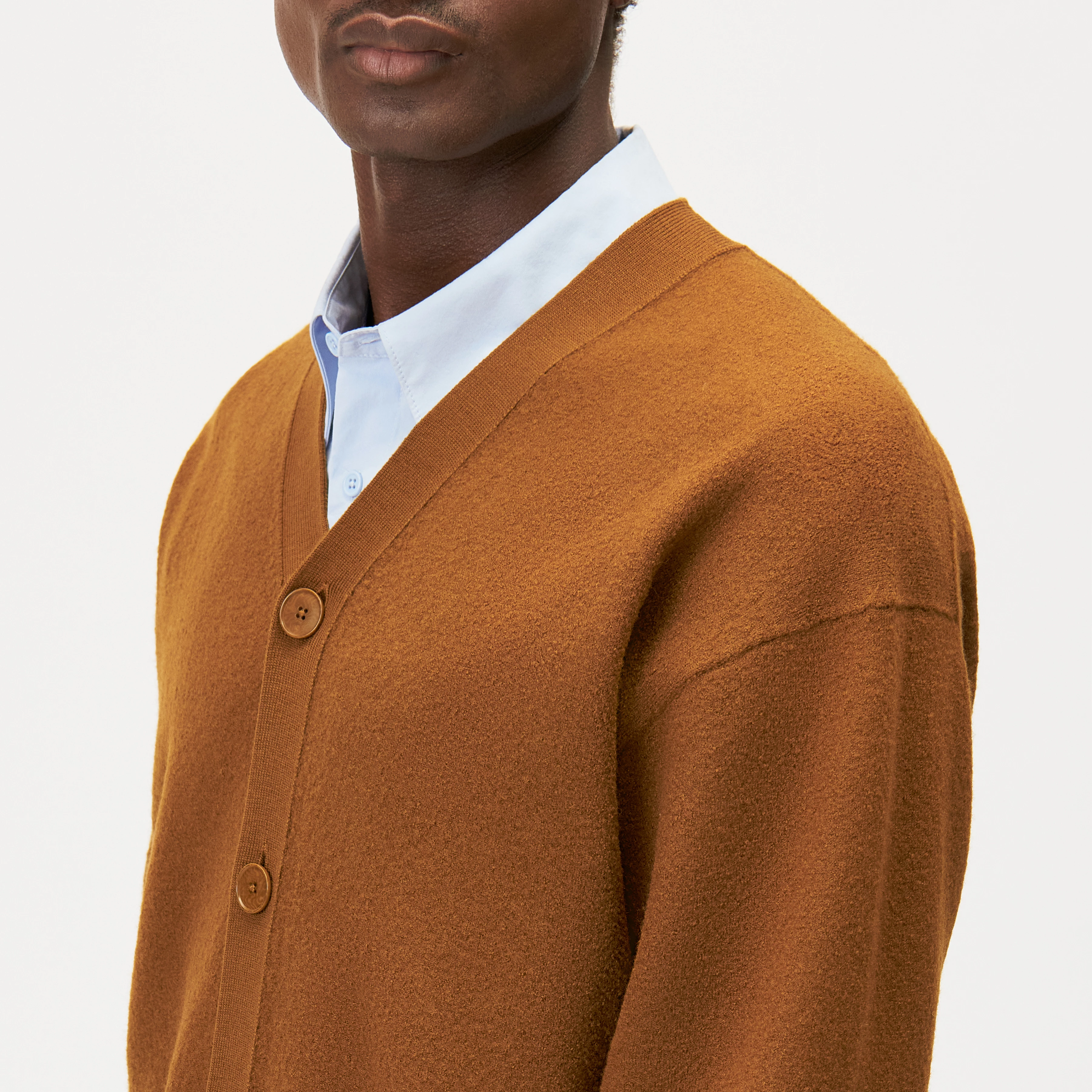 THEELO - Pure wool V-neck cardigan - men - brown - Detailansicht am Model