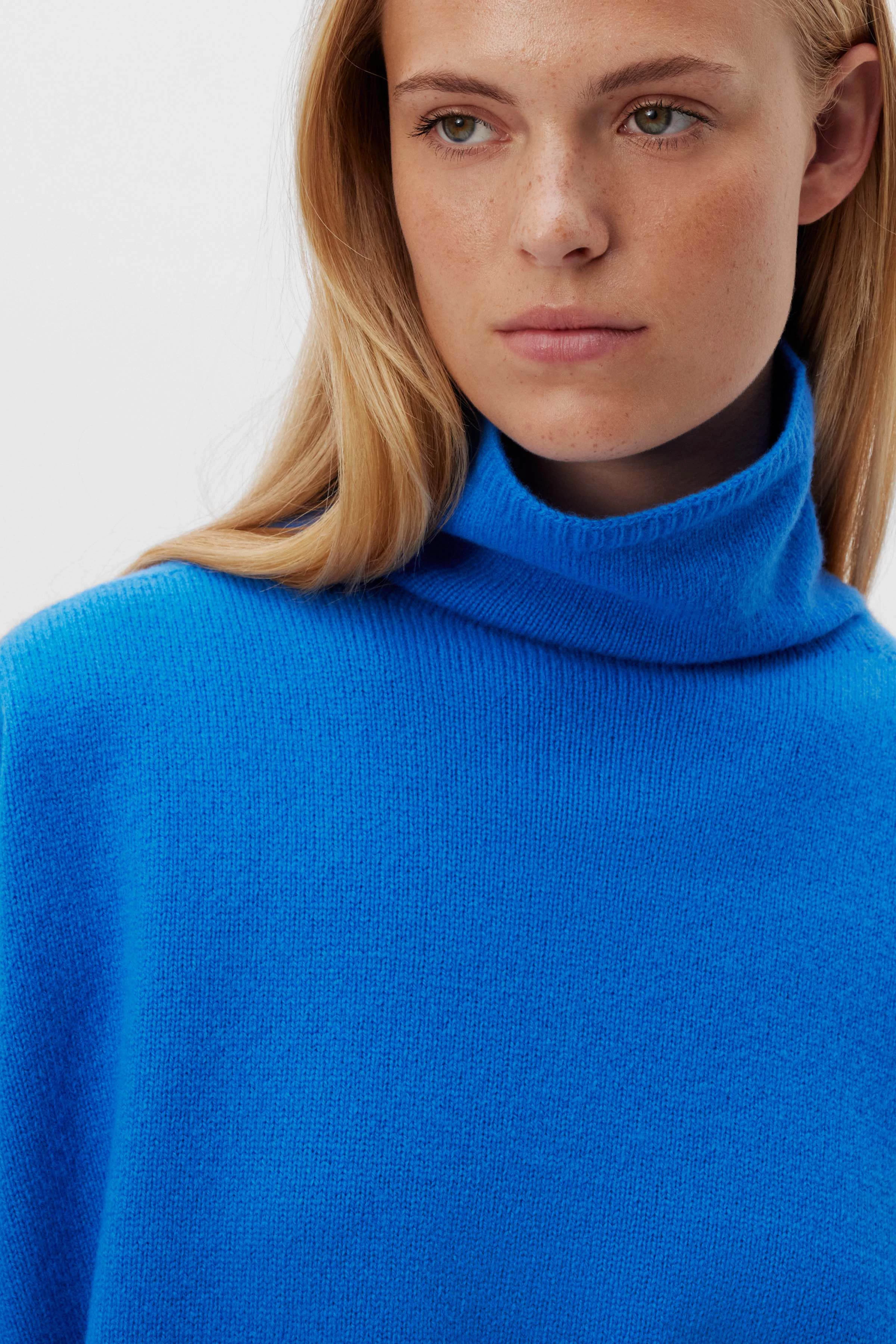 LIORA - Rollkragenpullover in Schurwolle - Damen - blau - Seitenansicht