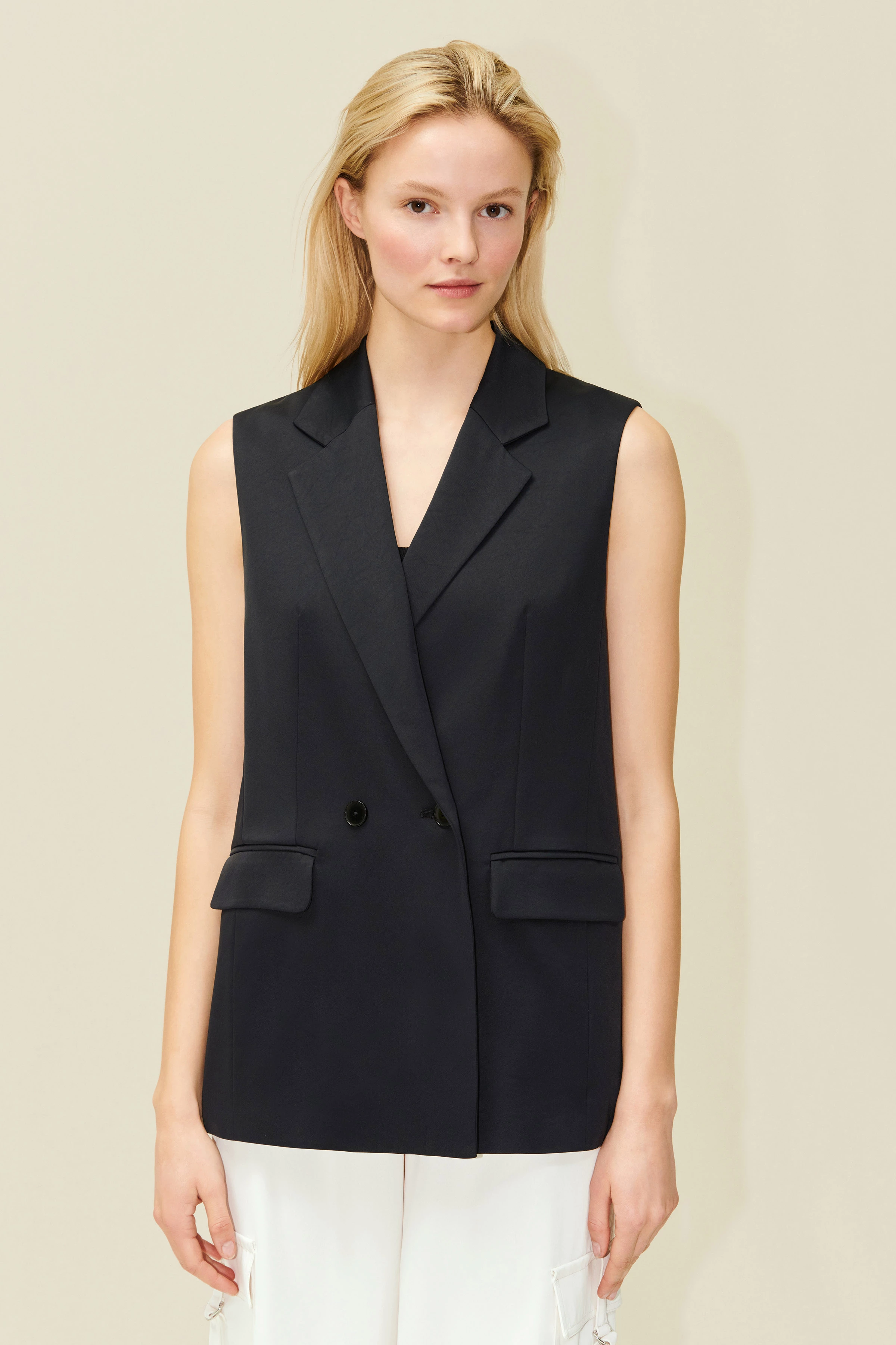 HAINAULT - Ärmelloser Zweireiher aus luxuriösem Satin - Damen - schwarz - Frontansicht