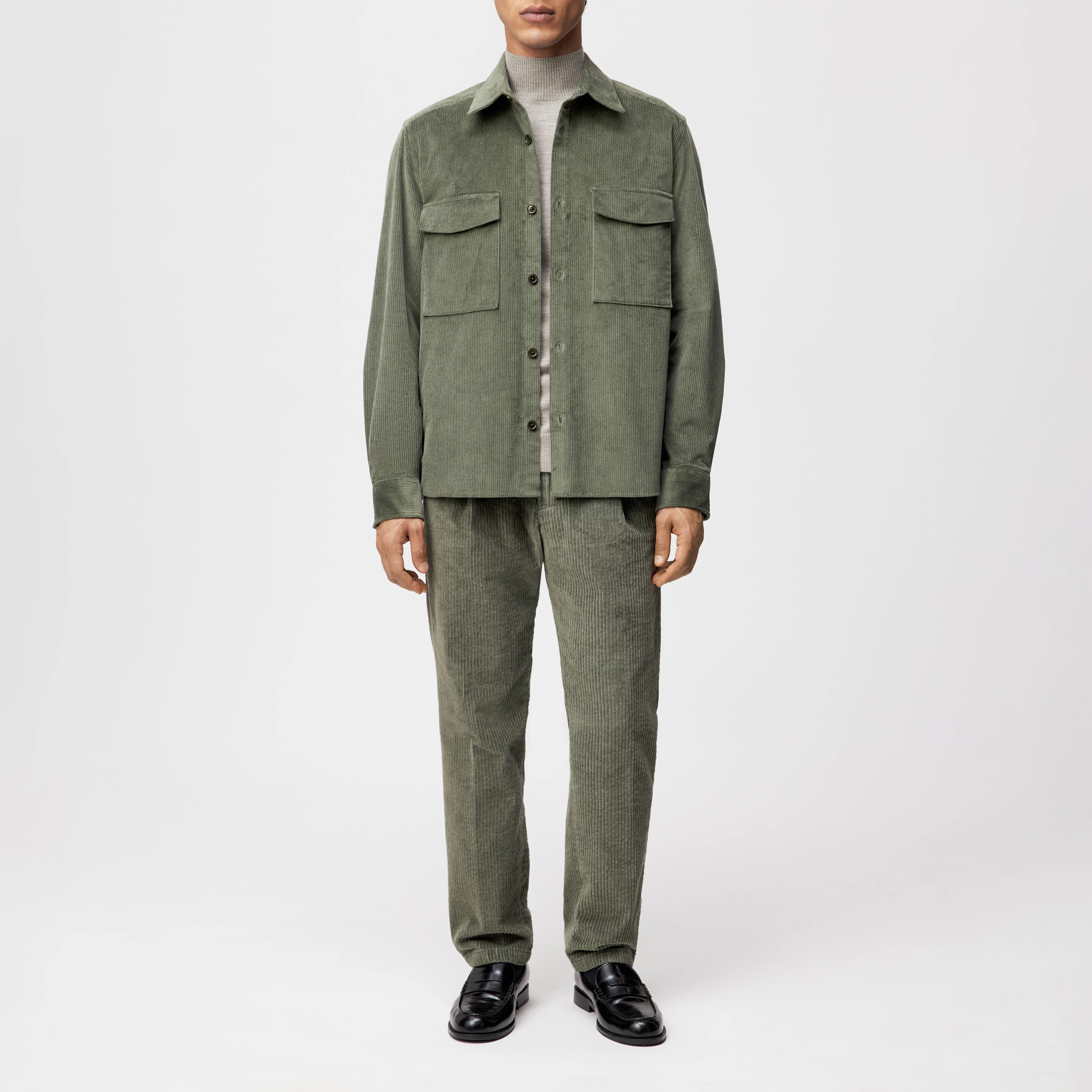 GUNRAY - Relaxed Fit Overshirt in Baumwoll-Cord - Herren - grün - Ganzkörper-Frontansicht