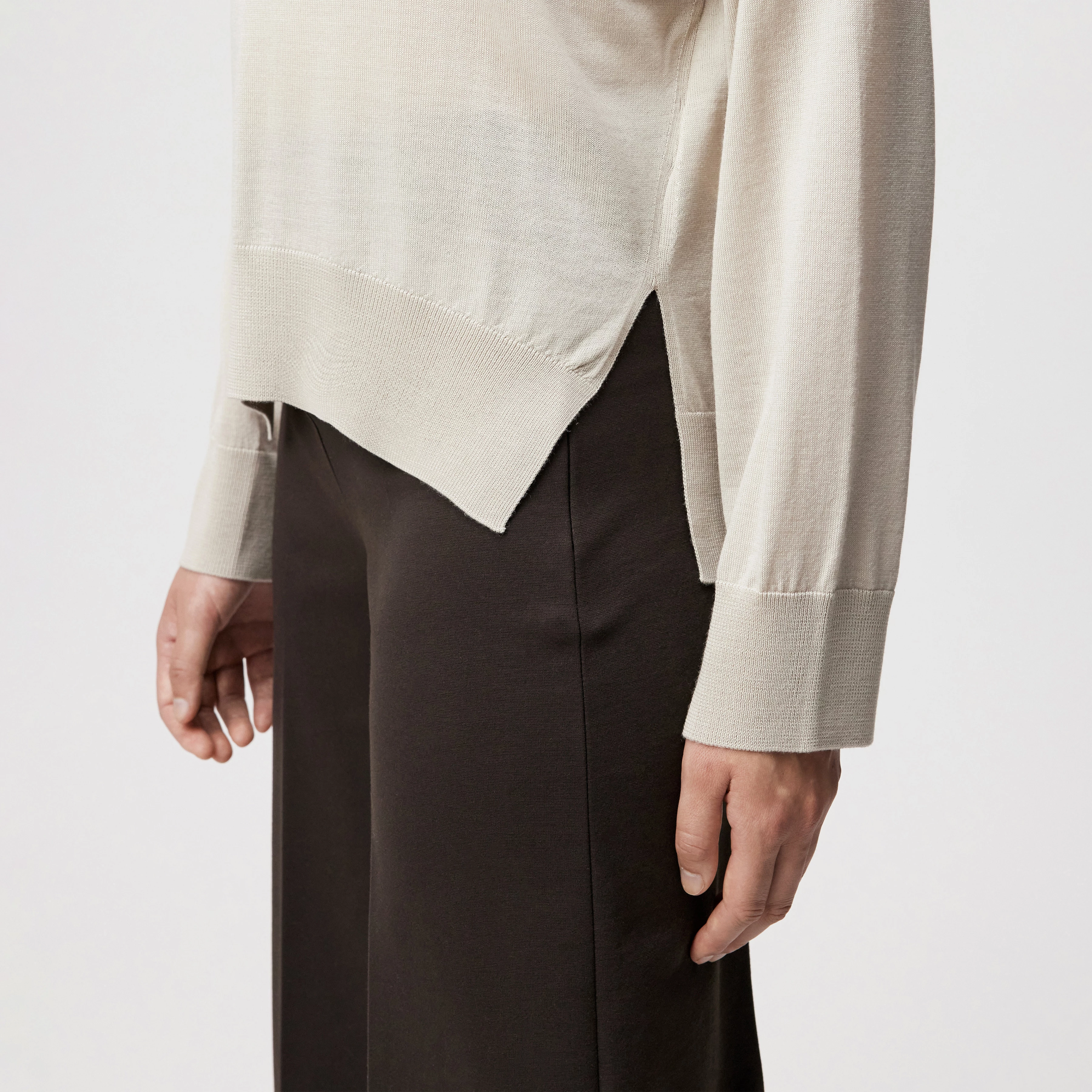 LIZIELA - Pull à col rond en laine mérinos fine - women - beige - Detailansicht am Model