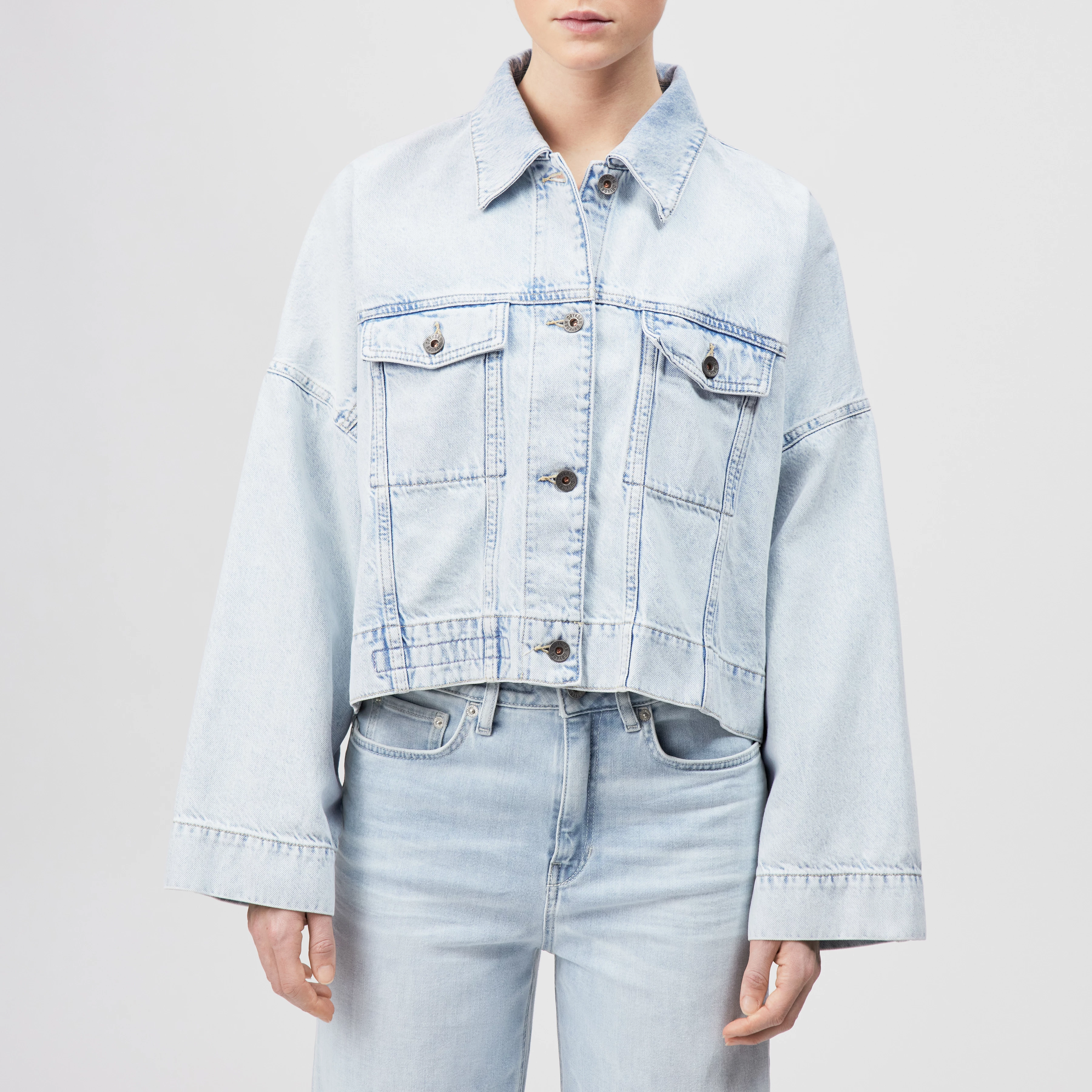 HOLBROOKS - Veste oversized en denim bleu clair - women - bleu - Frontansicht
