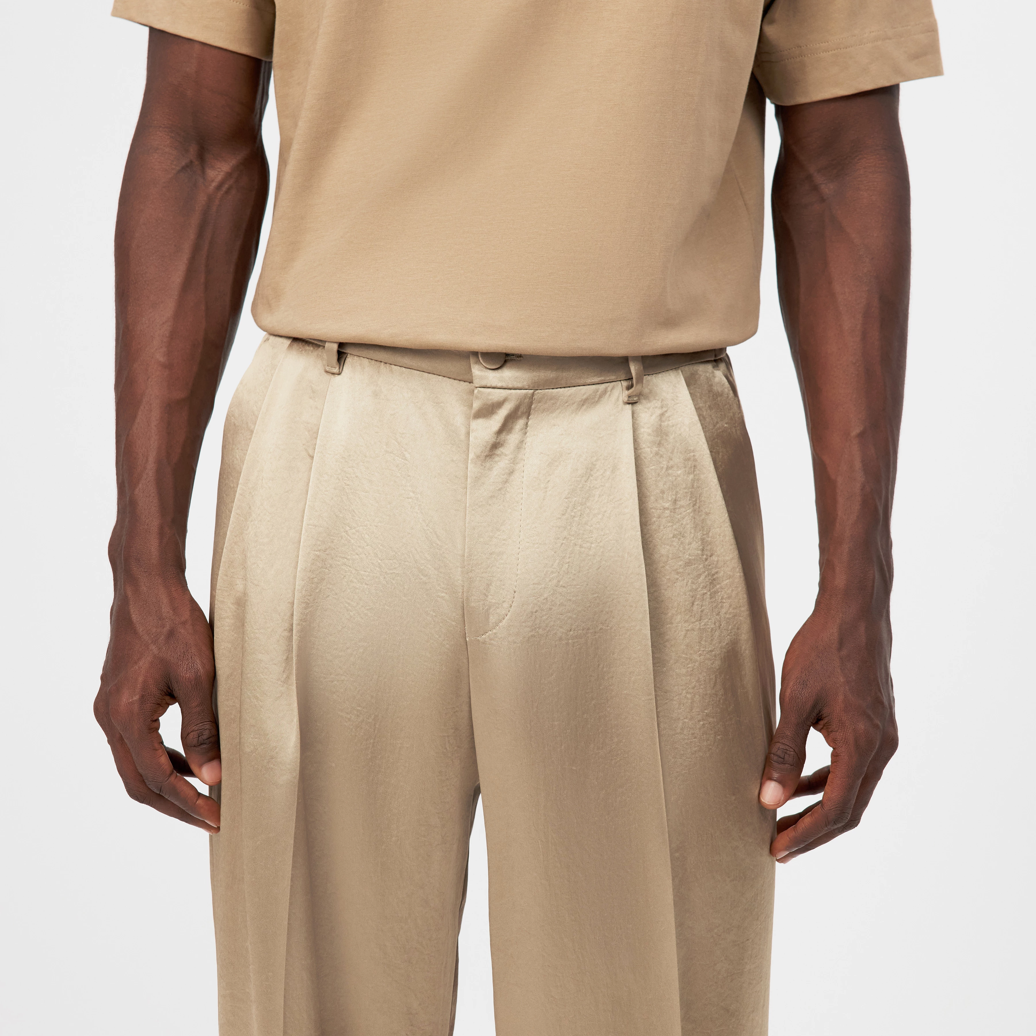 LEEK_WIDE - Relaxed Fit Bundfaltenhose in Satin - Herren - braun - Detailansicht am Model