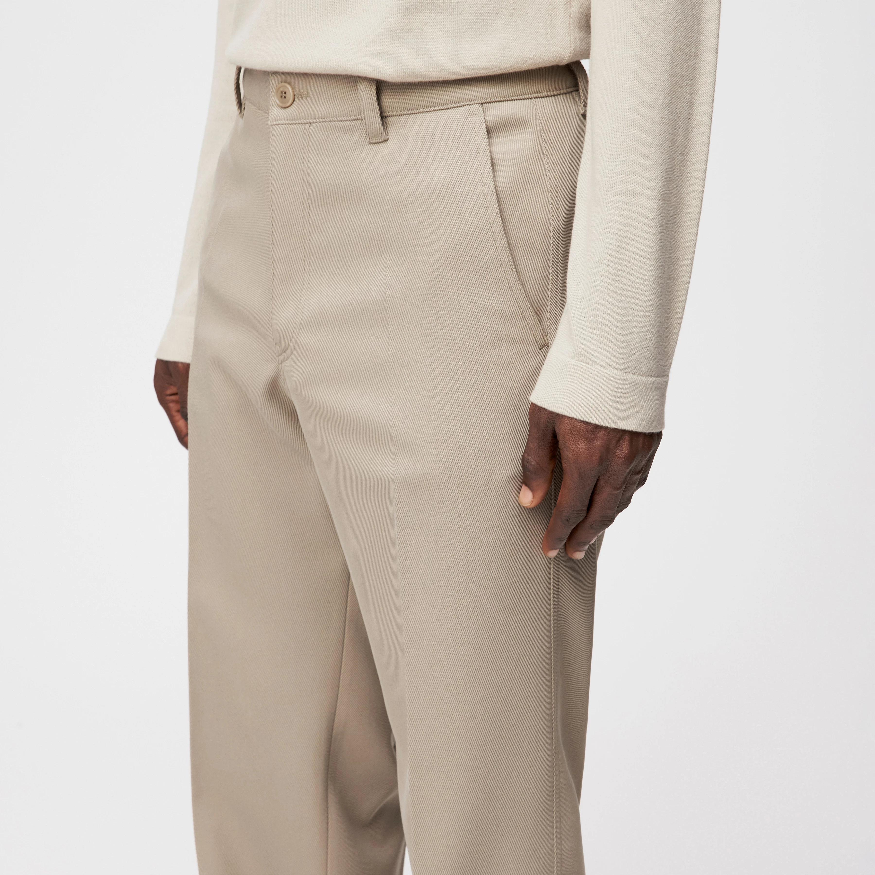 TAVIC - Moderne Chino in Viskose-Mix - Herren - beige - Detailansicht am Model