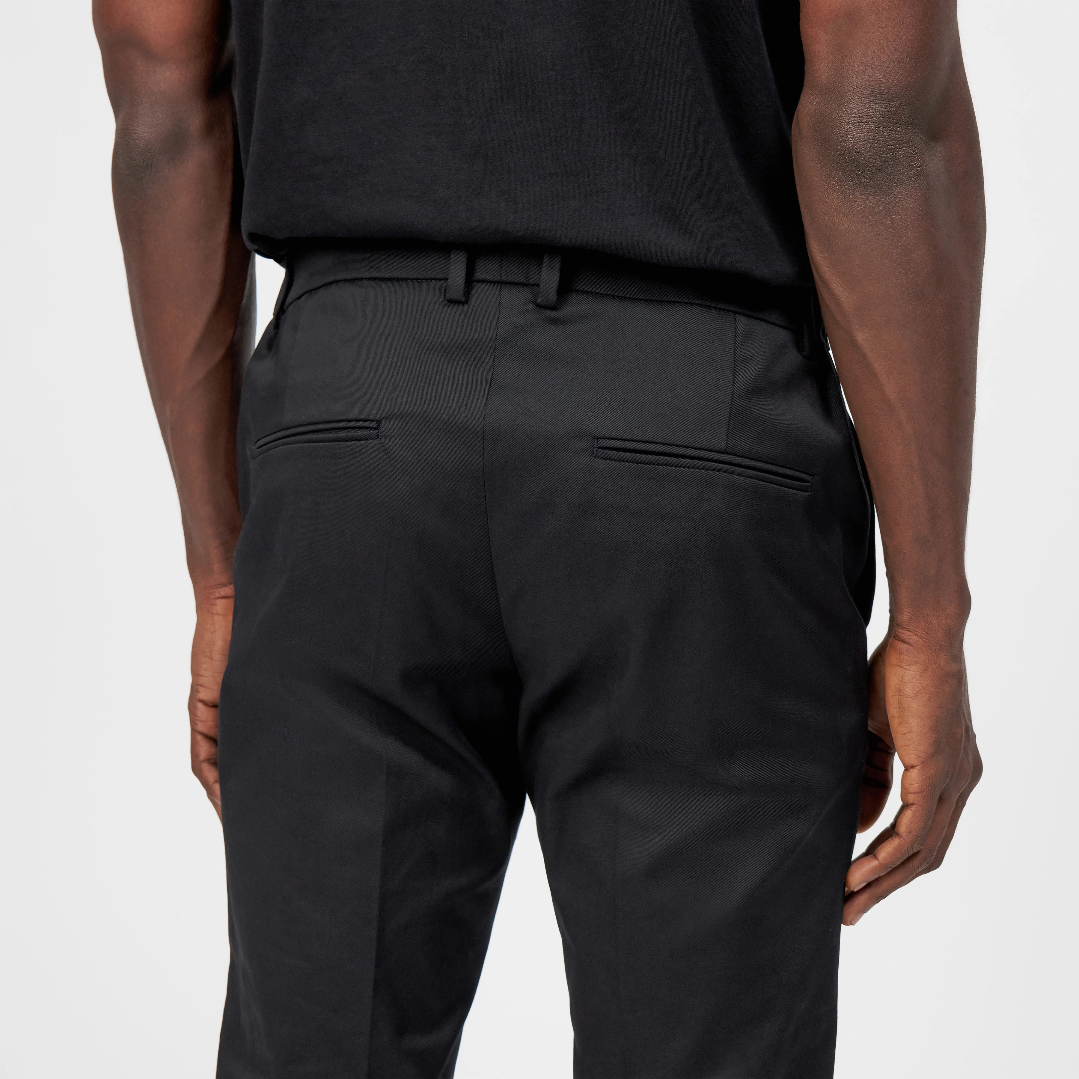 AJEND - Pantalon confectionné en gabardine de coton - men - noir - Detailansicht am Model