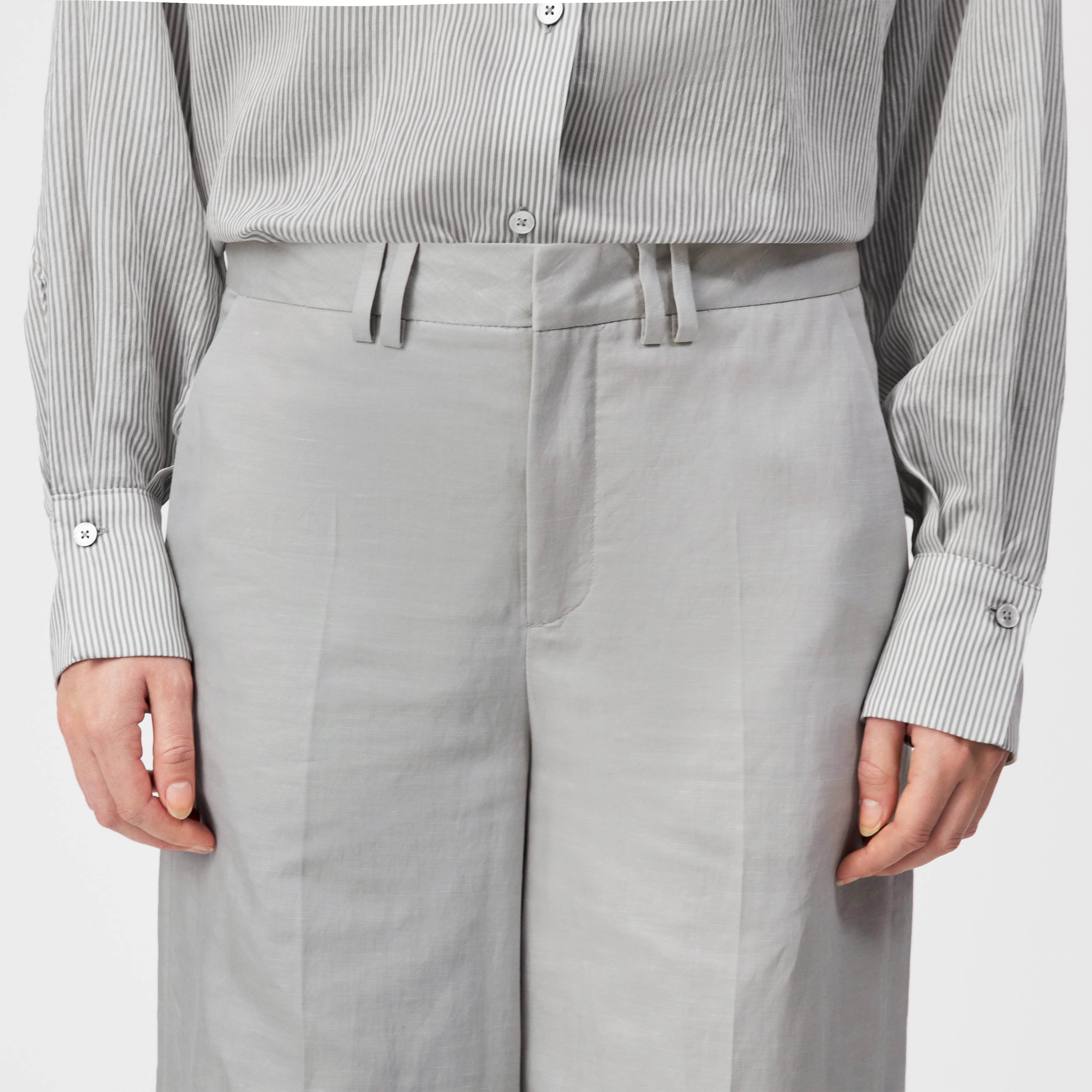 AQUITE - Linen-blend Marlene trousers - women - grey - Detailansicht am Model