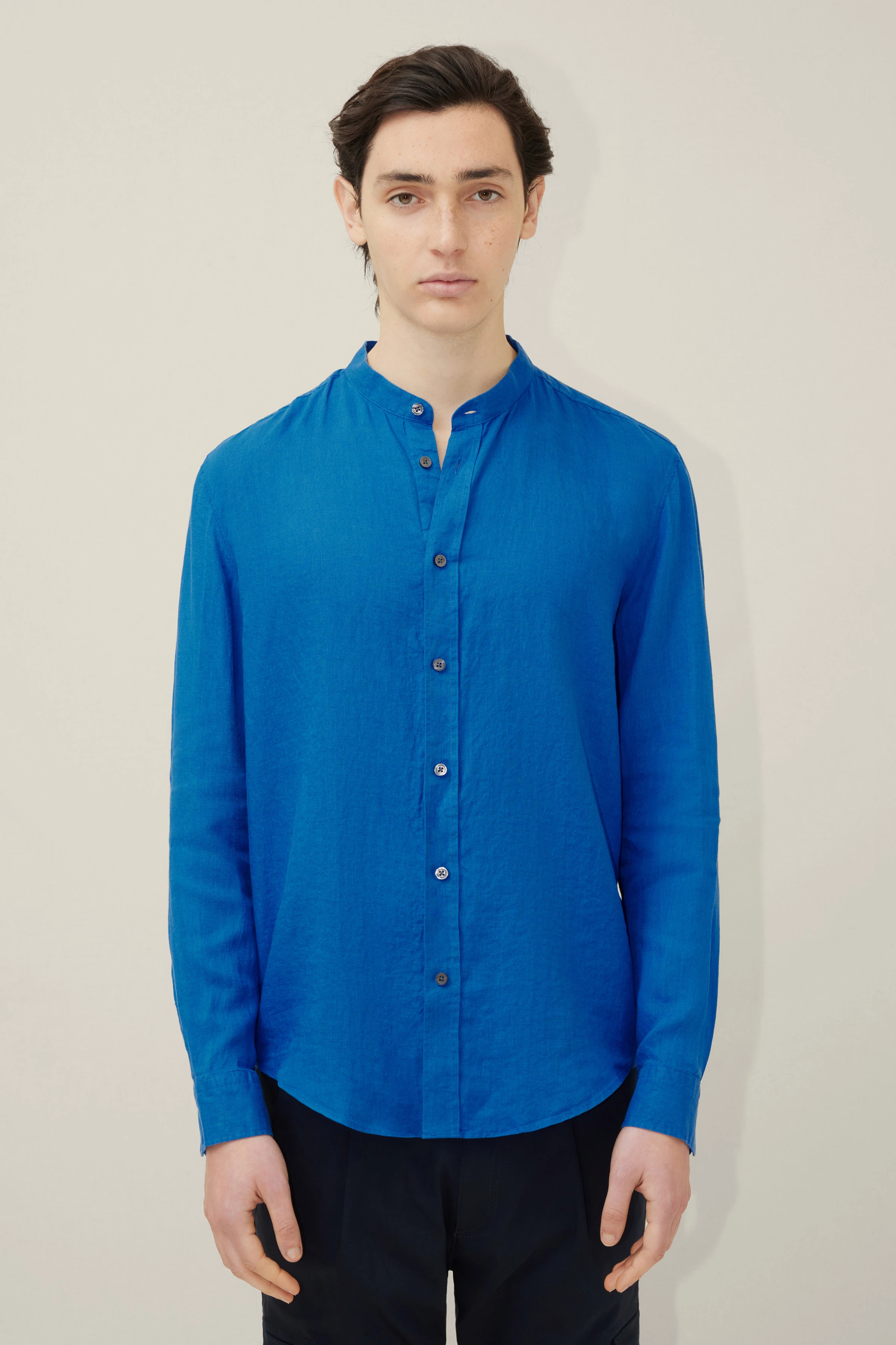 TAROK - pure linen shirt with stand up collar - men - blue - Frontansicht