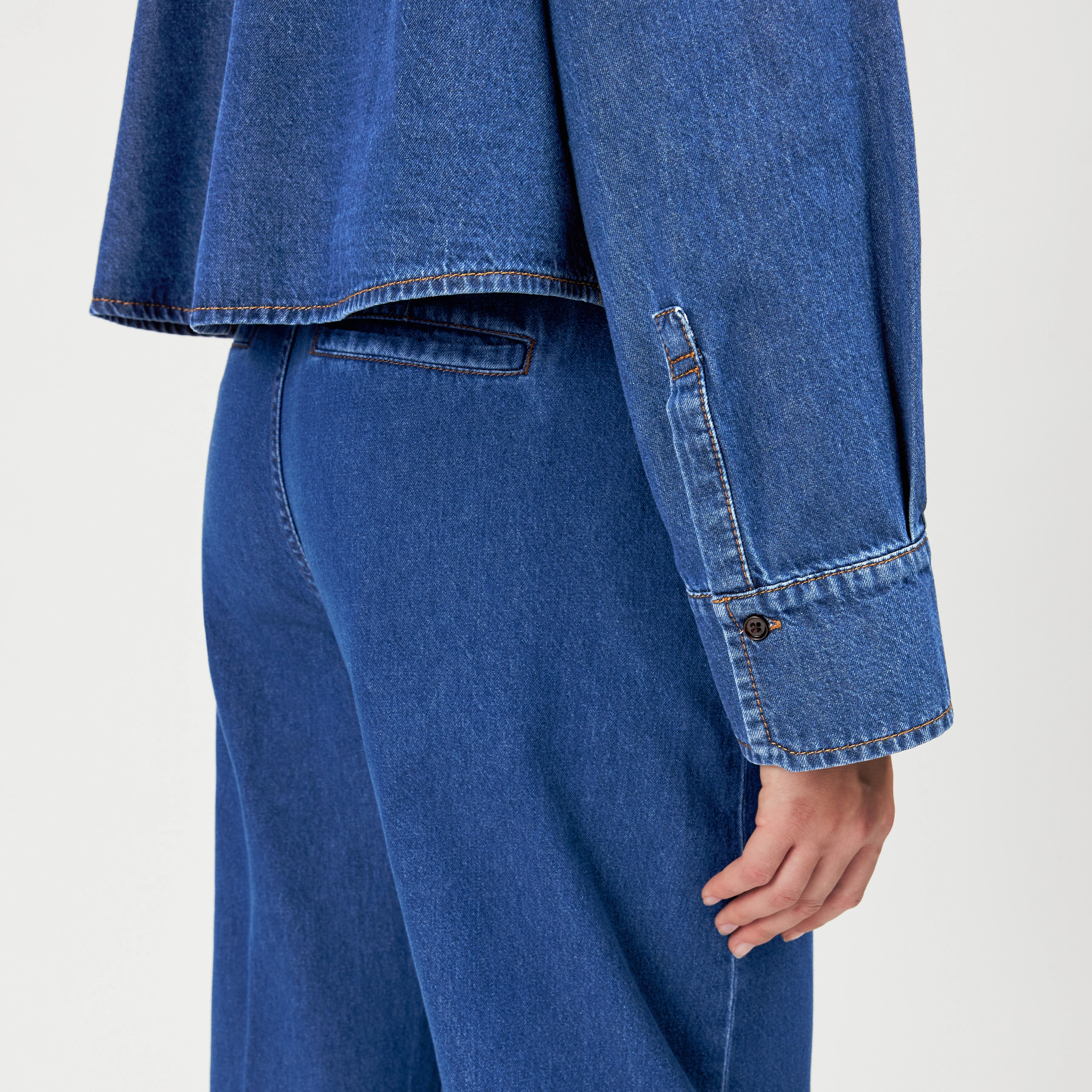 BRIONA - Cropped Lyocell-cotton shirt - women - blue - Detailansicht am Model