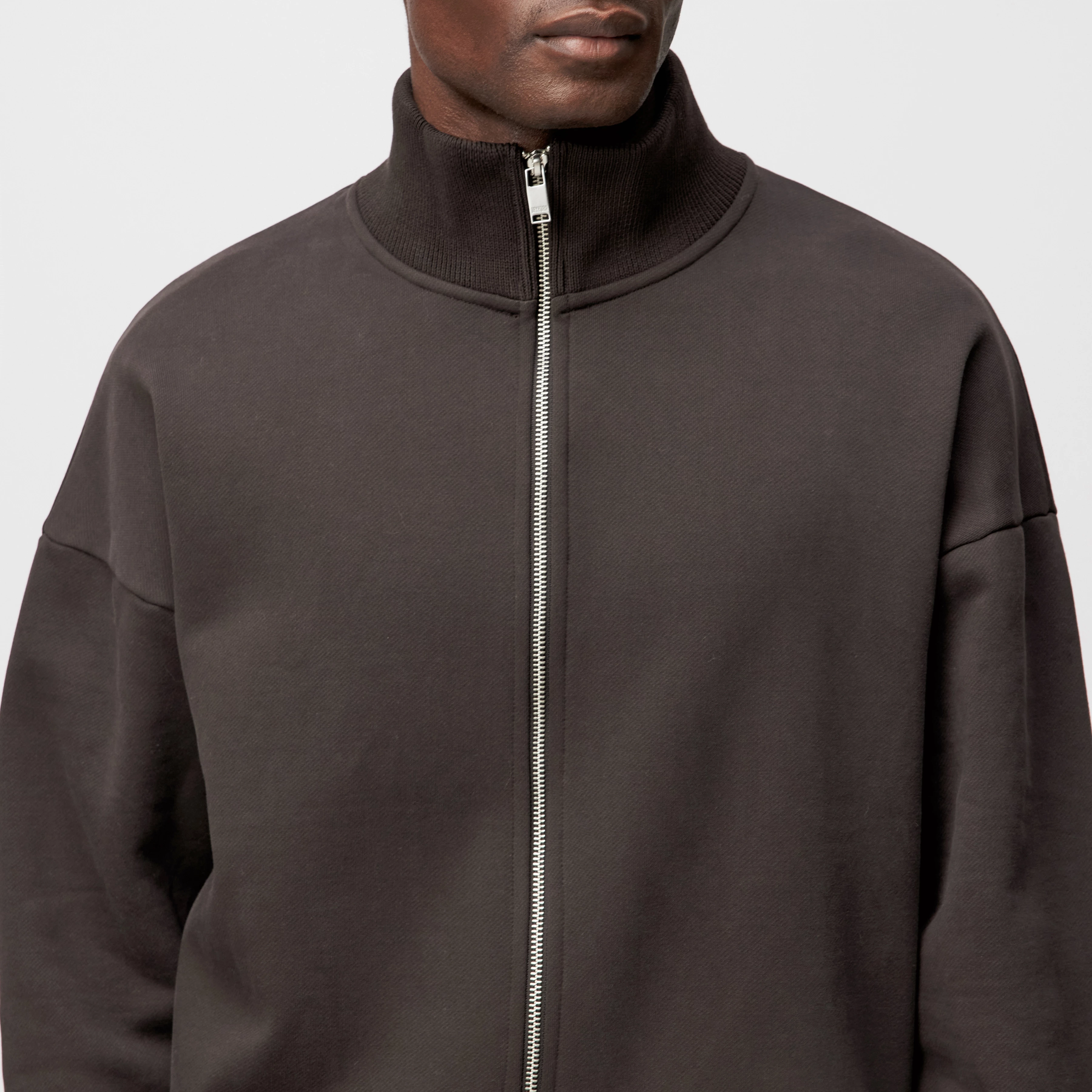 MAKANO_D - Sweat Jacke in French Terry - Herren - braun - Detailansicht am Model