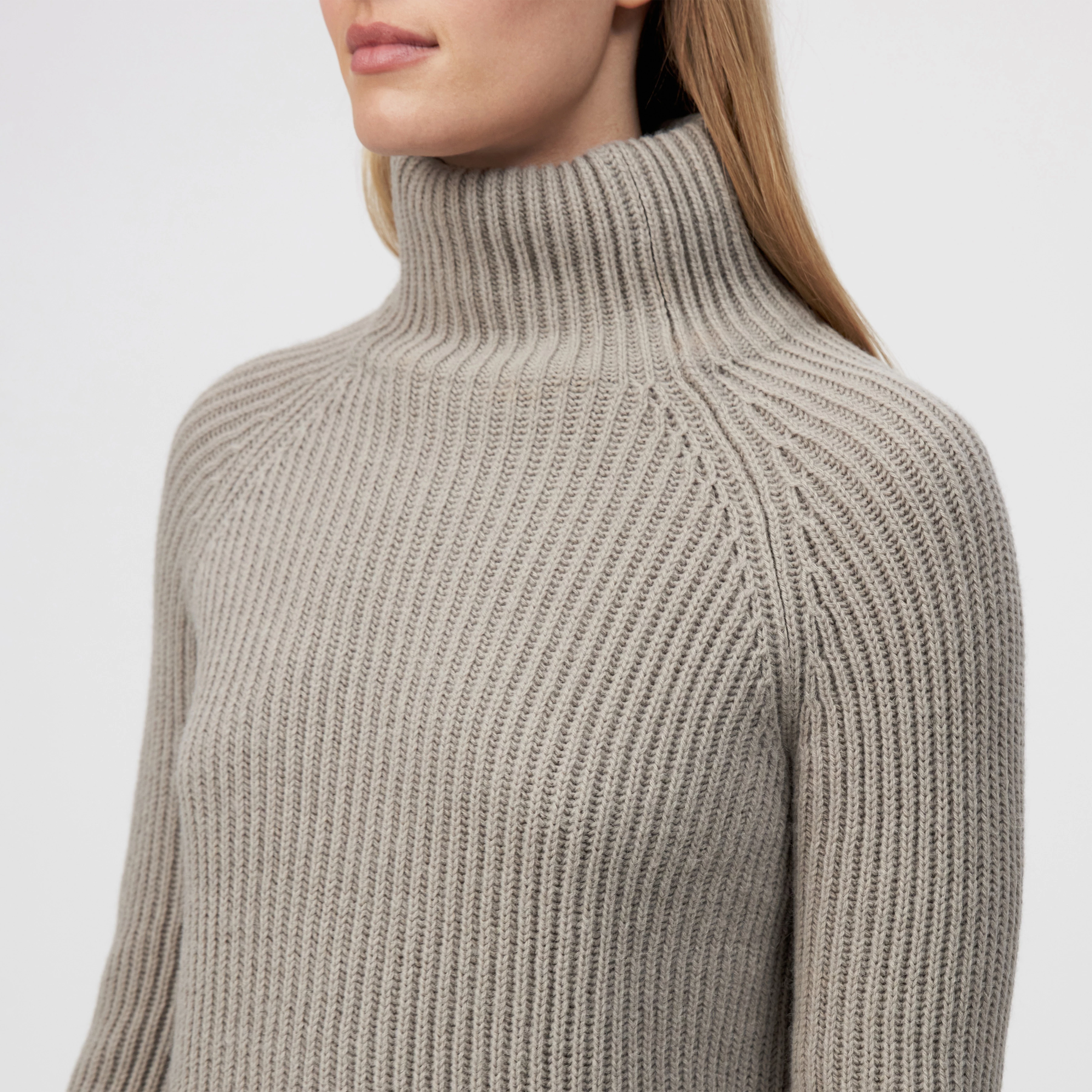 ARWEN - Pull à col roulé en mélange de laine et d'alpaga - women - beige - Detailansicht am Model