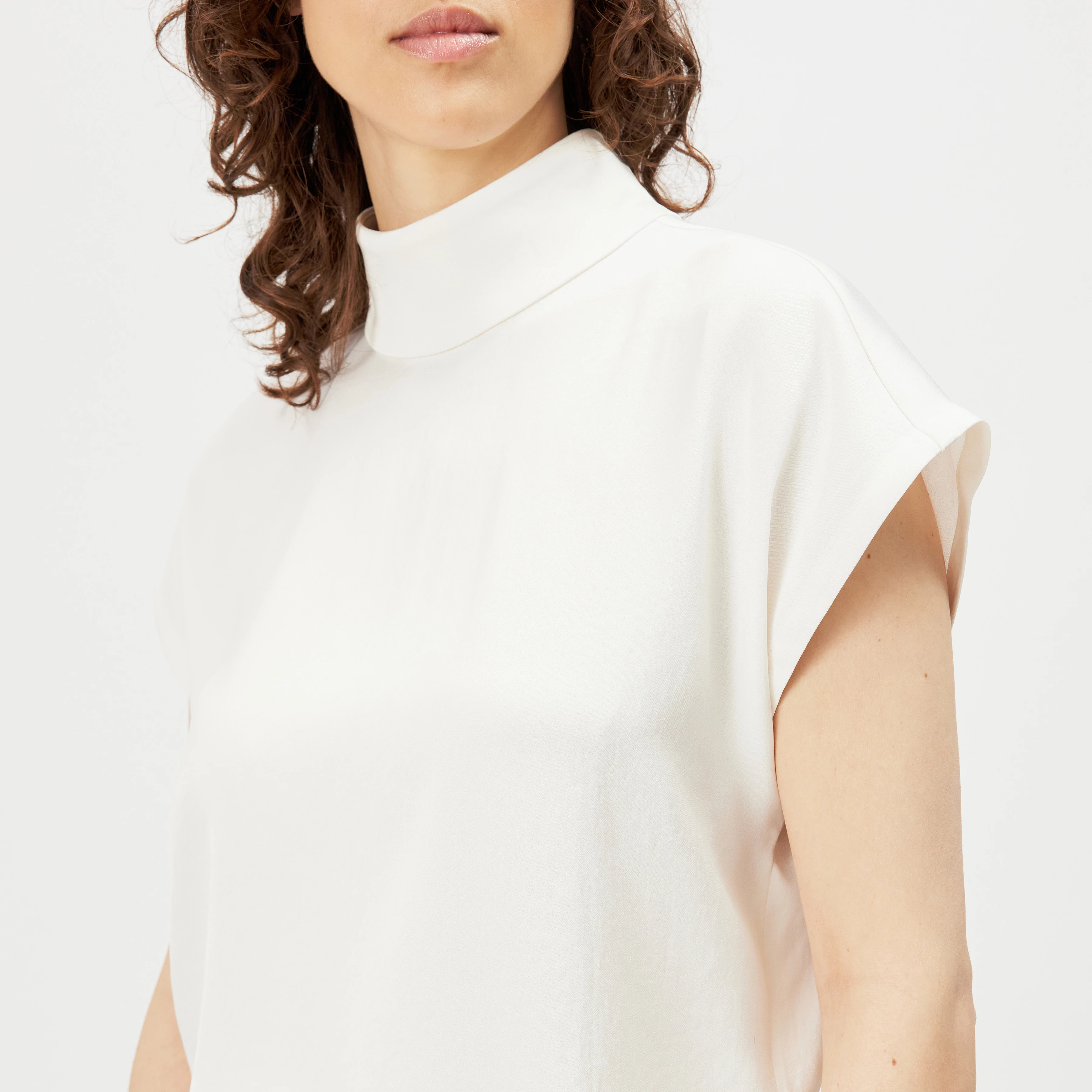 ALARIA_1 - Shirt blouse with stand-up collar in satin - women - off white - Detailansicht am Model