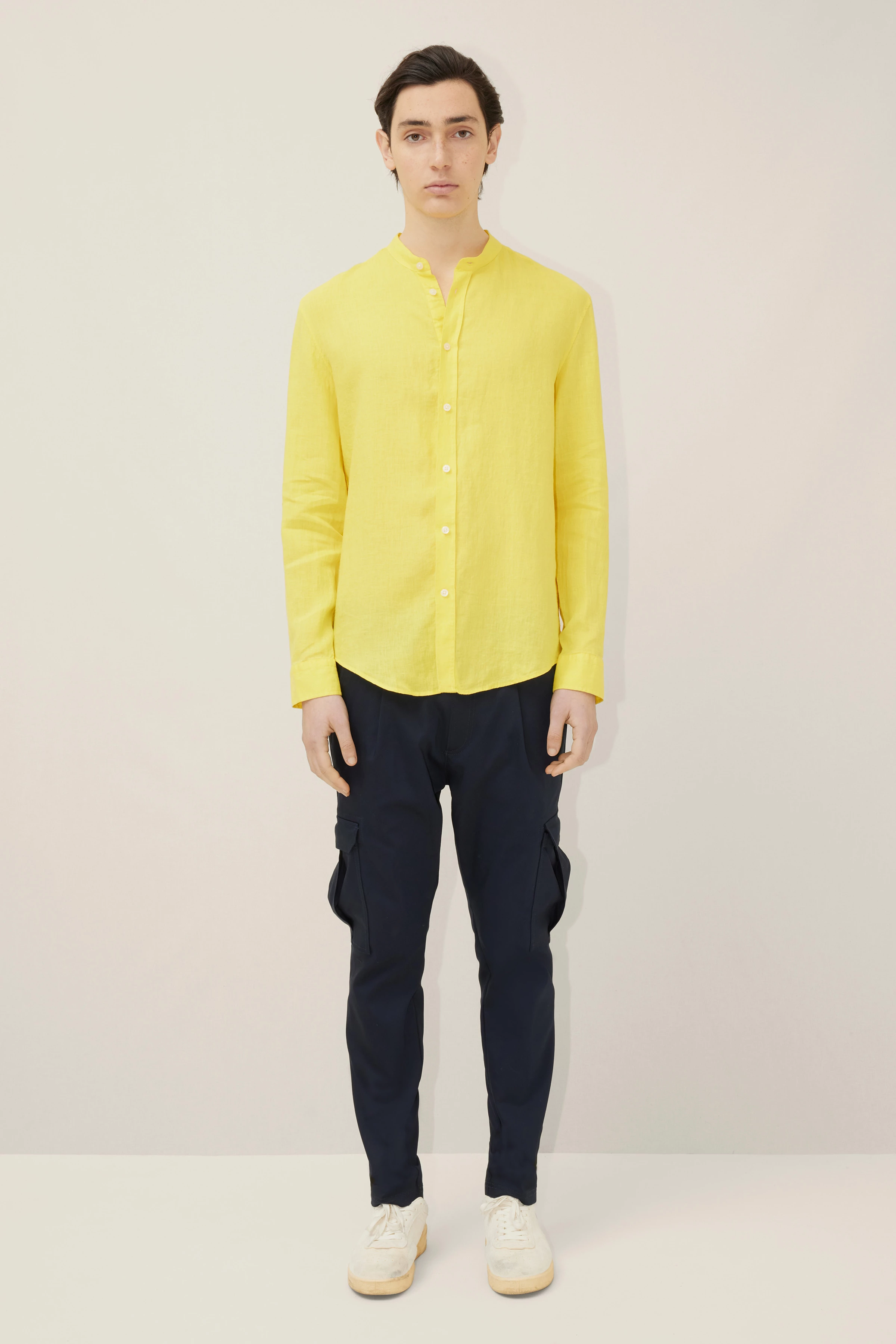 TAROK - pure linen shirt with stand up collar - men - yellow - Ganzkörper-Frontansicht
