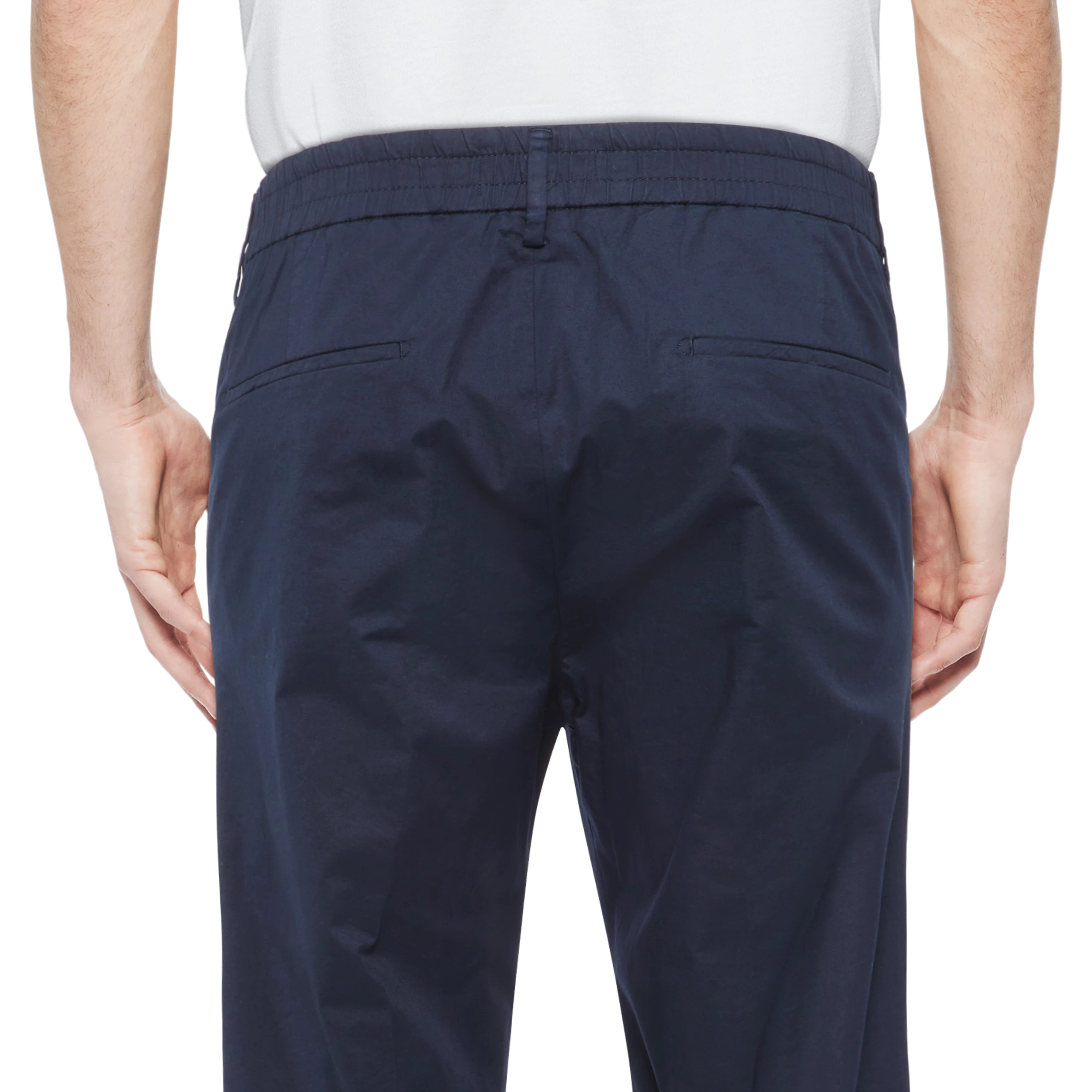 CHASY_RGLR - Casual broek met plooi in katoen gabardine - heren - blauw - Detailansicht am Model