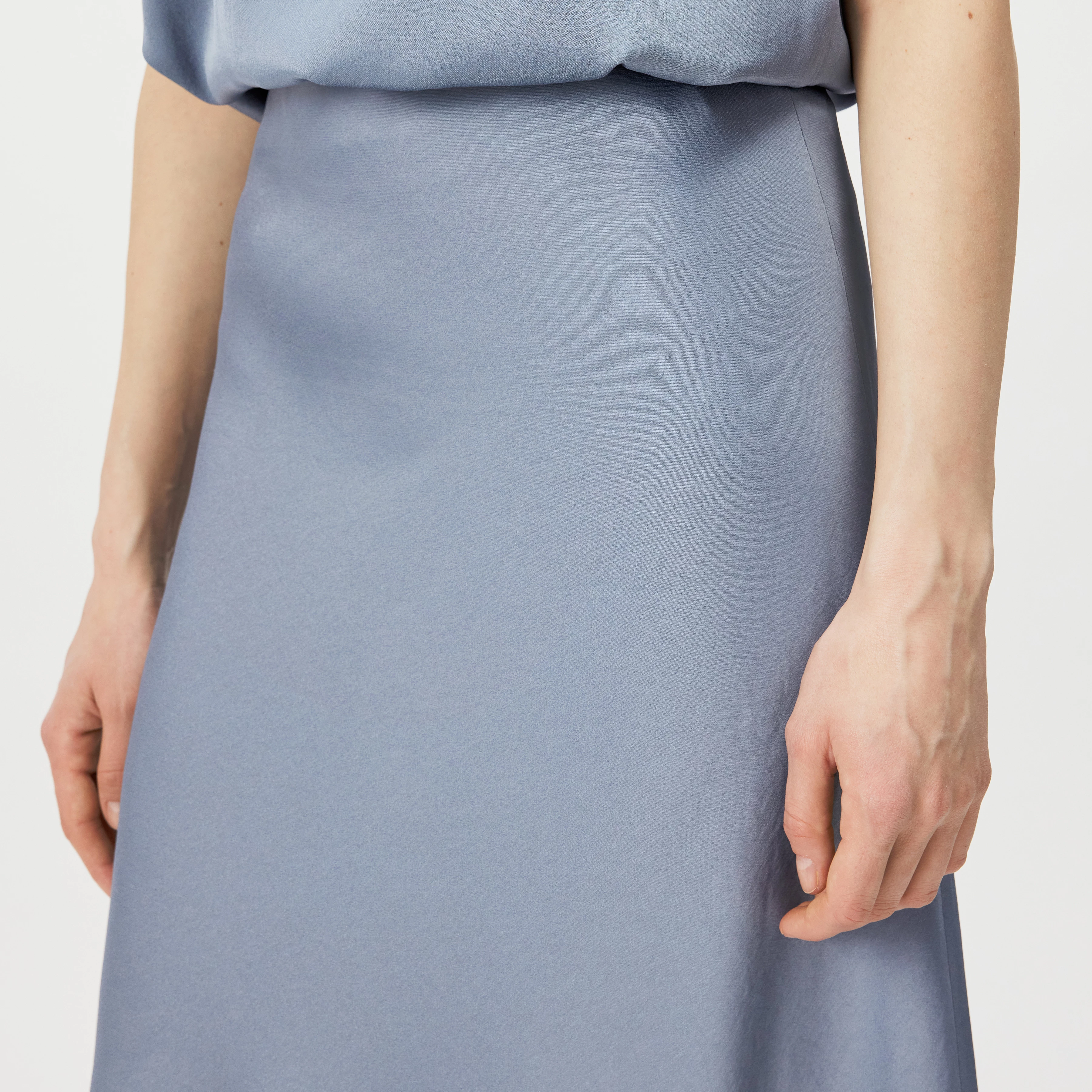 URA - Mid-length slip skirt in satin - women - blue - Detailansicht am Model