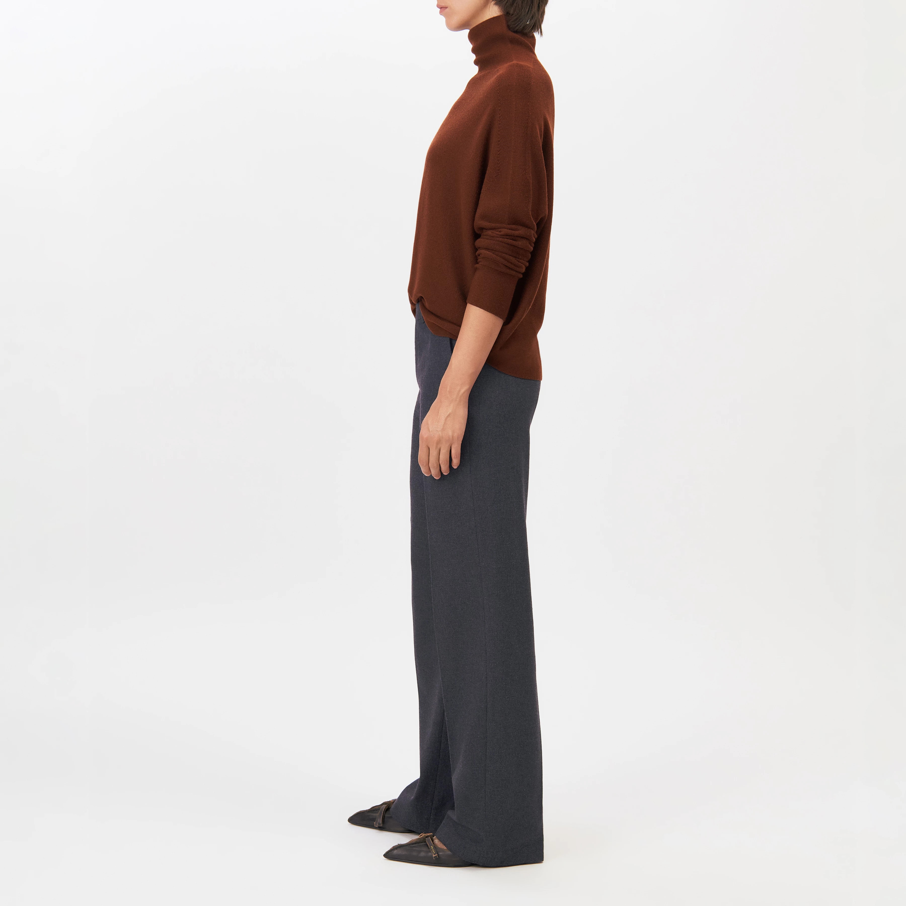 LIORA - Egg-shape turtleneck jumper in 100% merino wool - women - brown - Seitenansicht