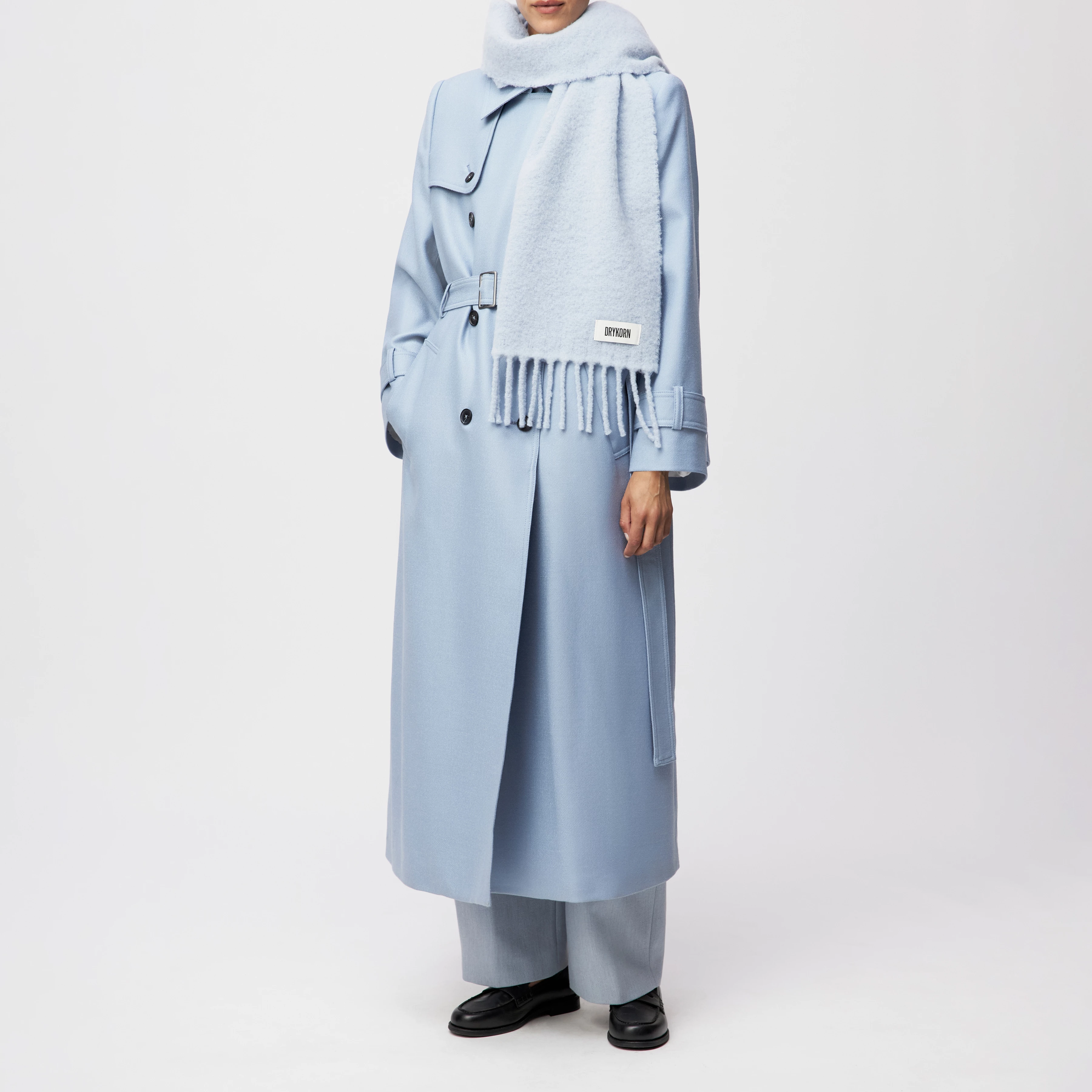 KASAY_2 - Schal in flauschigen Alpaka-Mix - Unisex - blau - Ganzkörper-Frontansicht