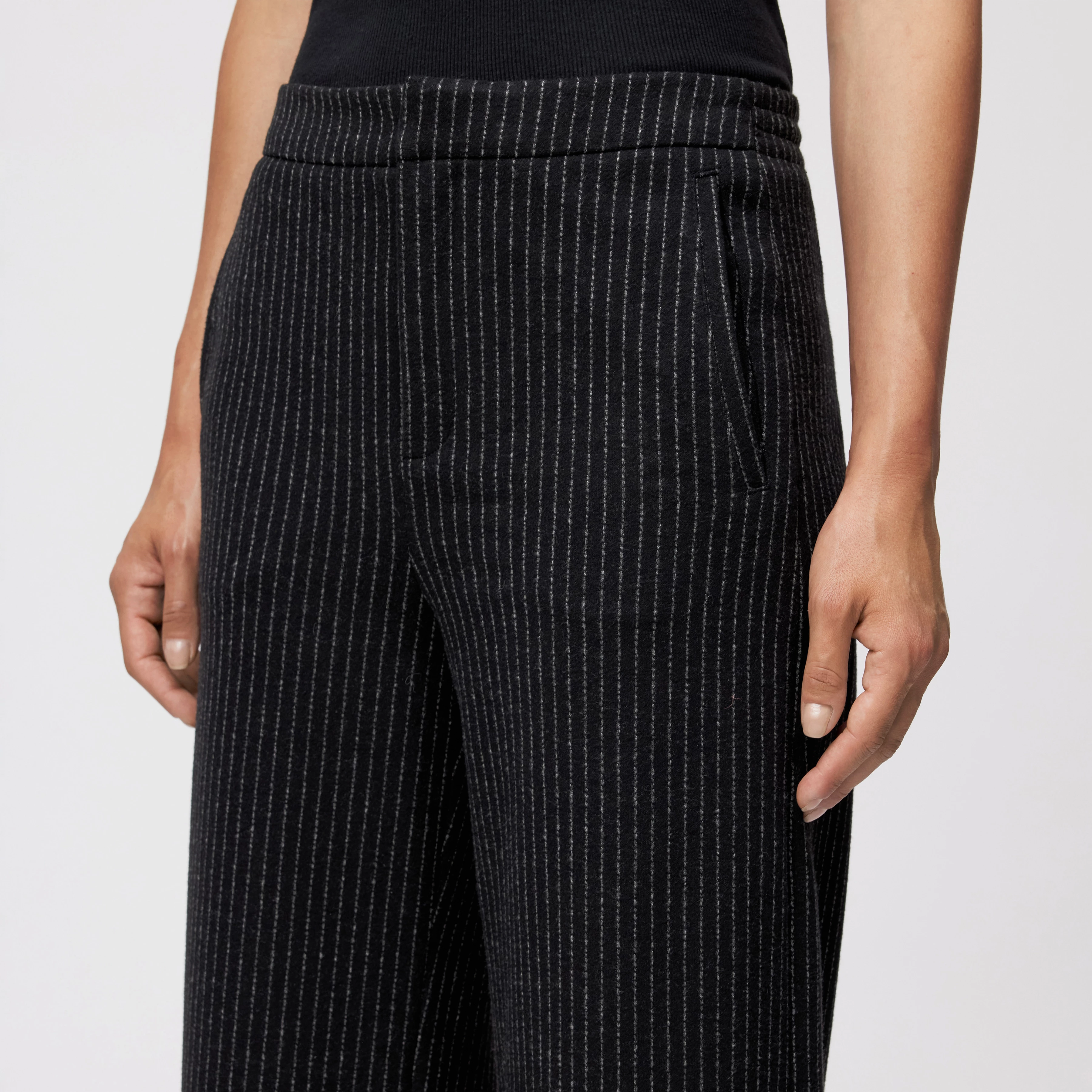 FAE_0 - Trousers with barrel legs in cotton mix - women - Natural Aluminium - Detailansicht am Model