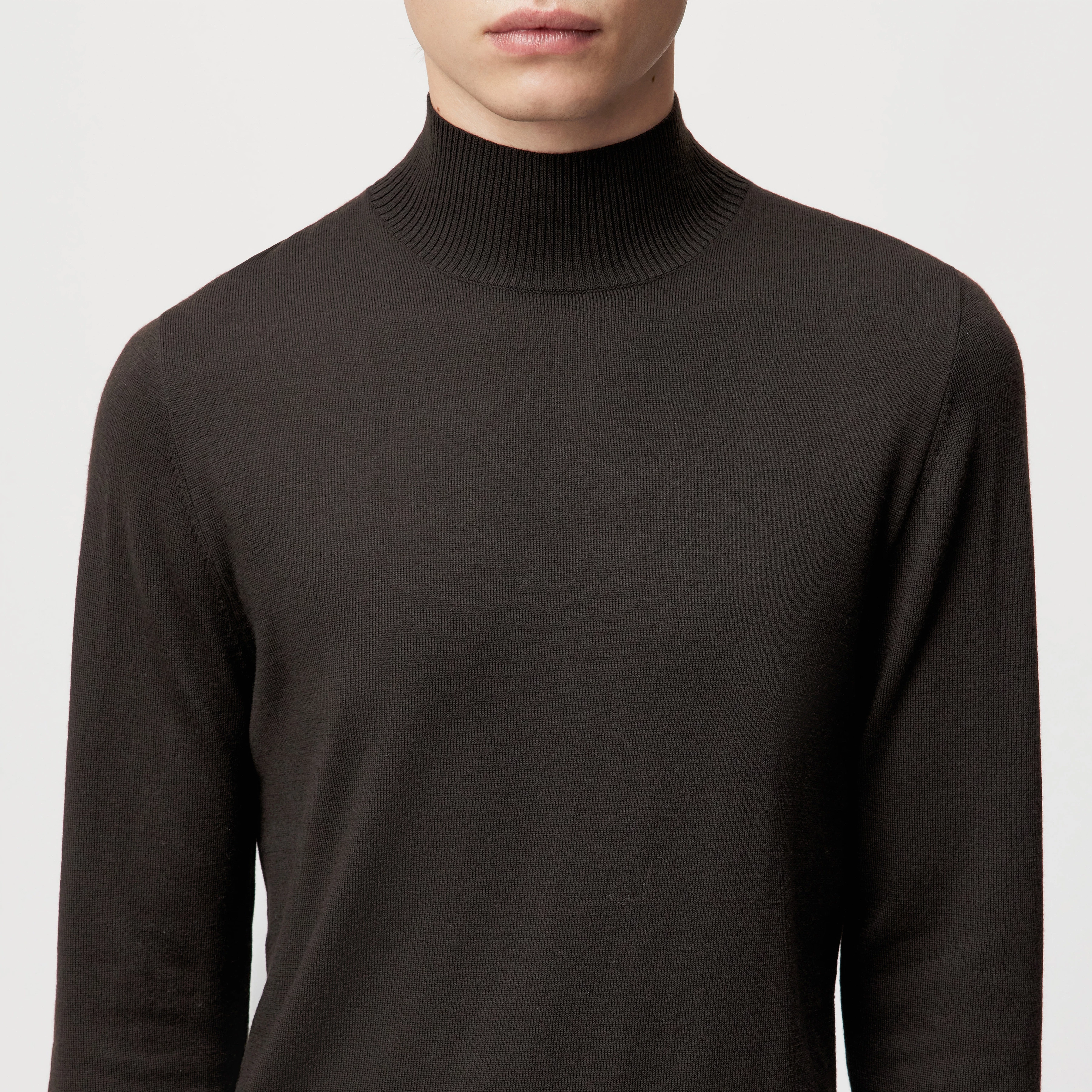 WATSON - Strickpullover mit Turtle in 100% Merinowolle - Herren - braun - Detailansicht am Model