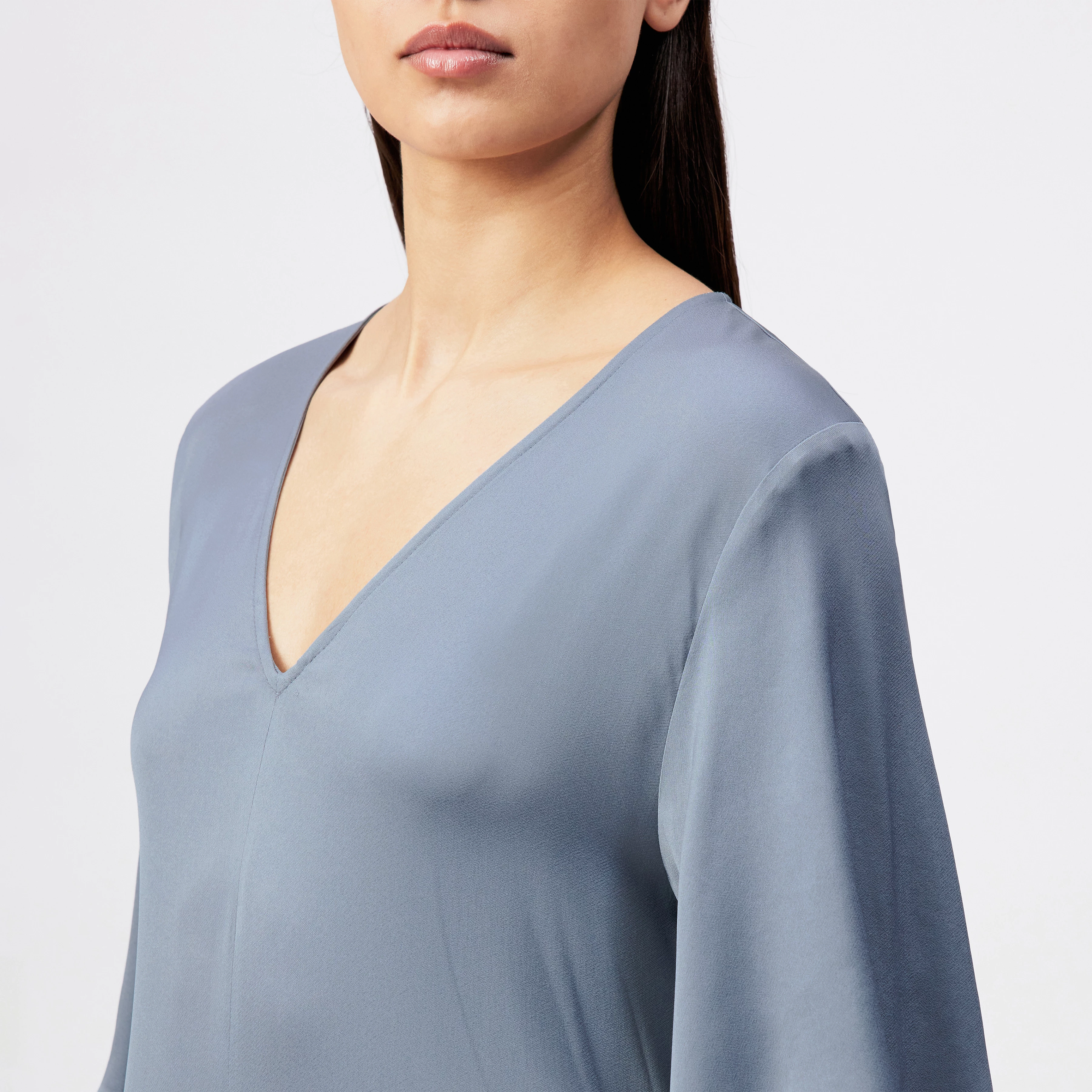 TIVONA - Satin maxi dress with short sleeves - women - blue - Detailansicht am Model