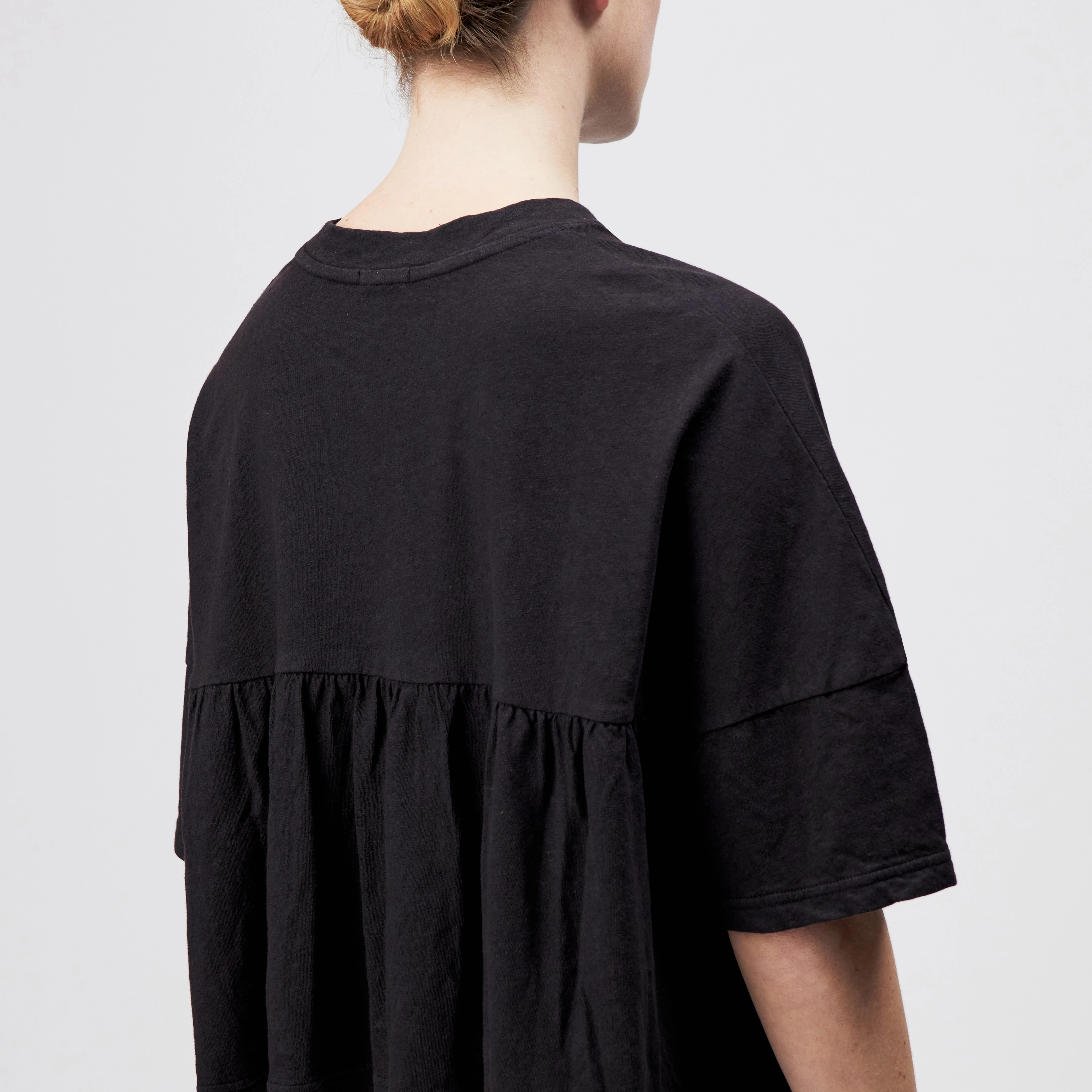 FIONNA - T-shirt with flounce in linen-cotton blend - women - brown - Detailansicht am Model