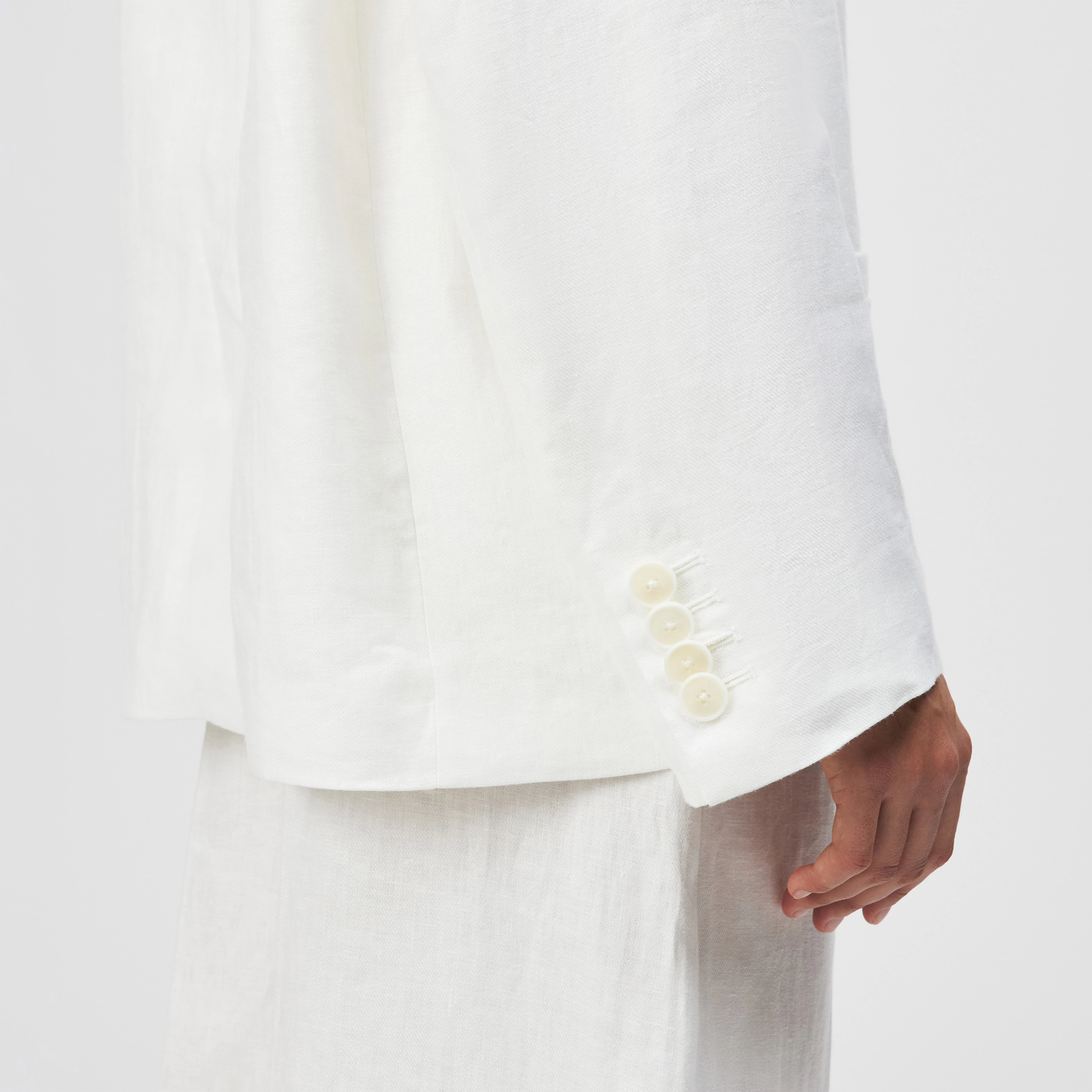 IVERLY - Pure linen oversized blazer - women - off white - Detailansicht am Model