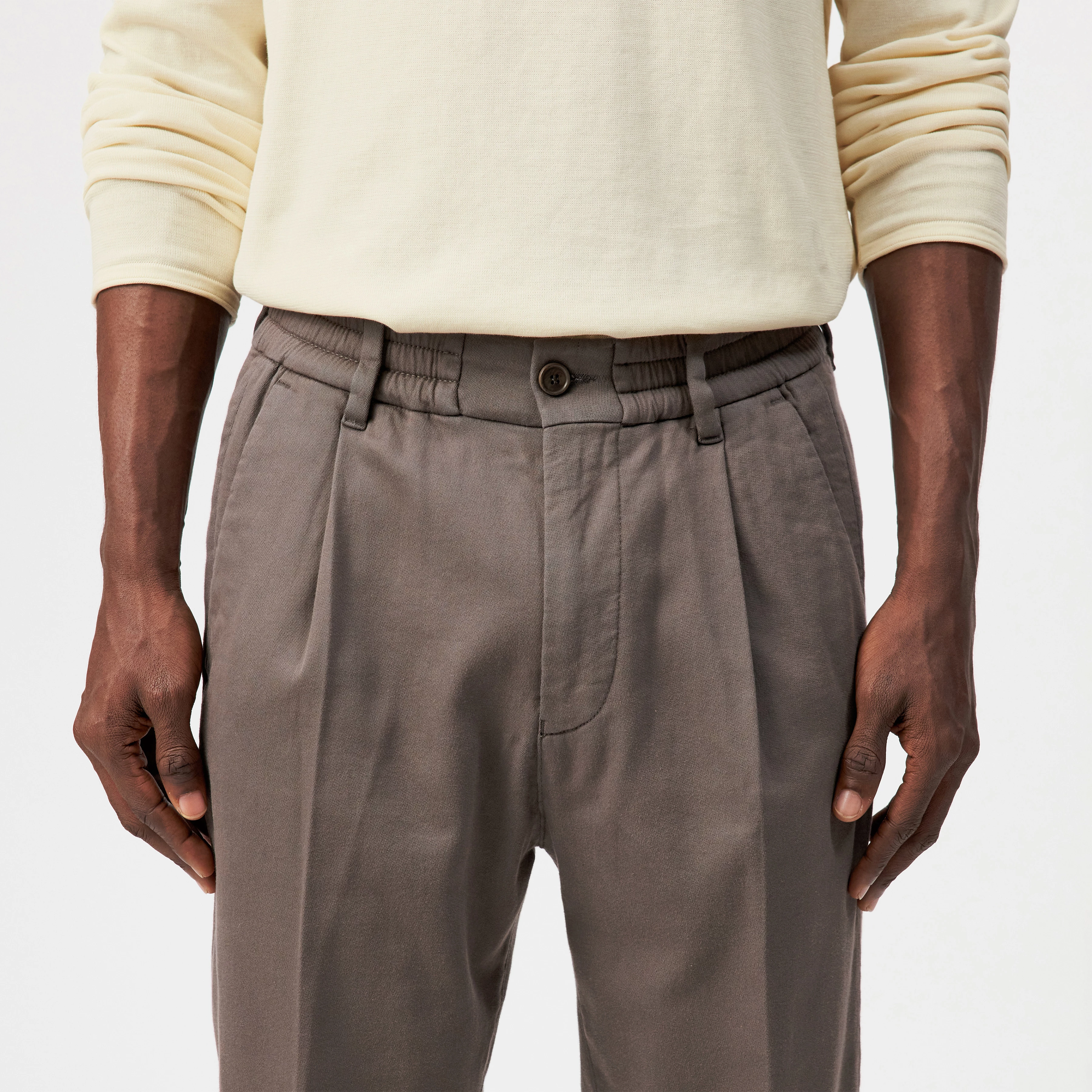 CHASY - Casual trousers with pleats in cotton viscose blend - men - green - Detailansicht am Model