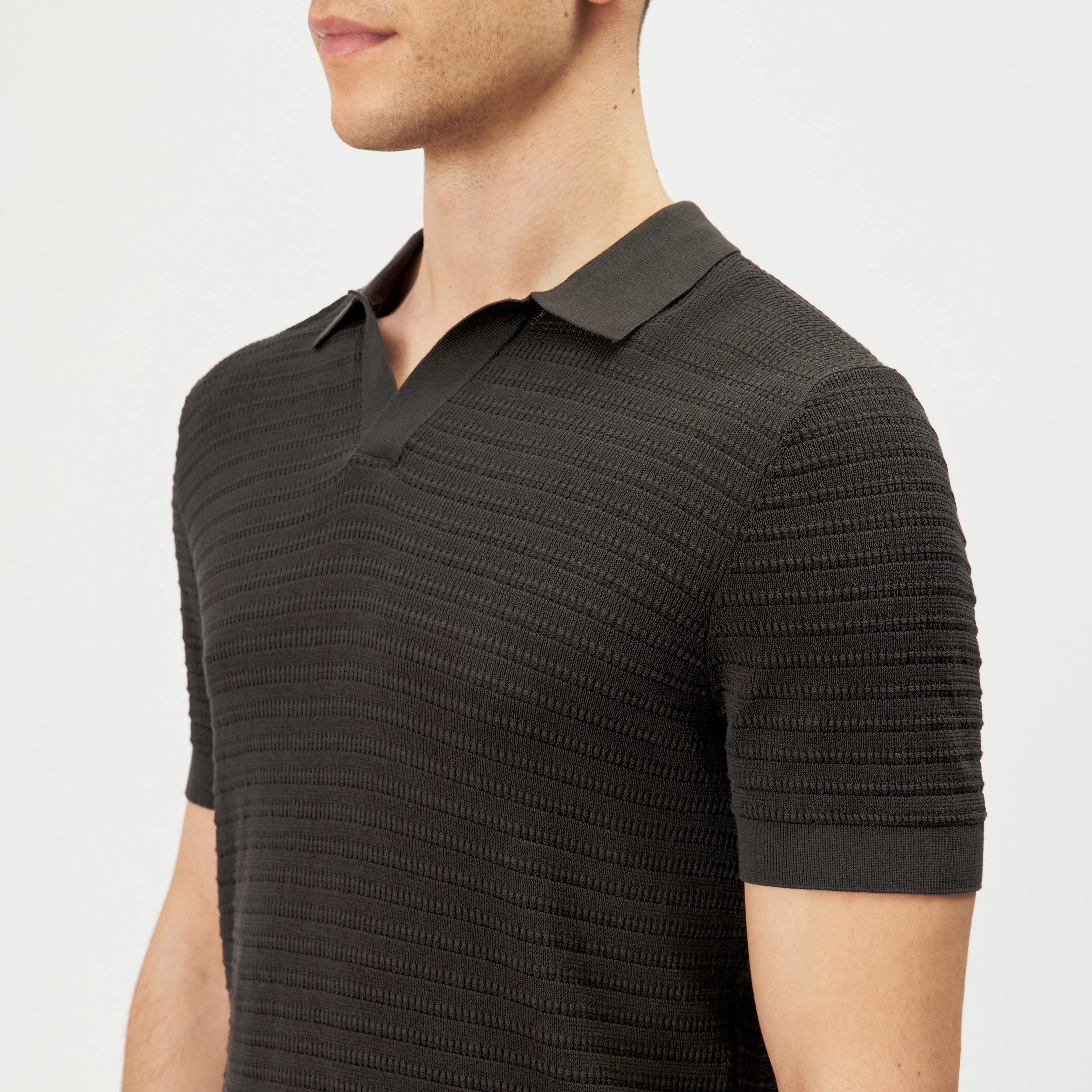 BRAIAN - Gebreide polo in gemerceriseerd katoen - heren - bruin - Detailansicht am Model