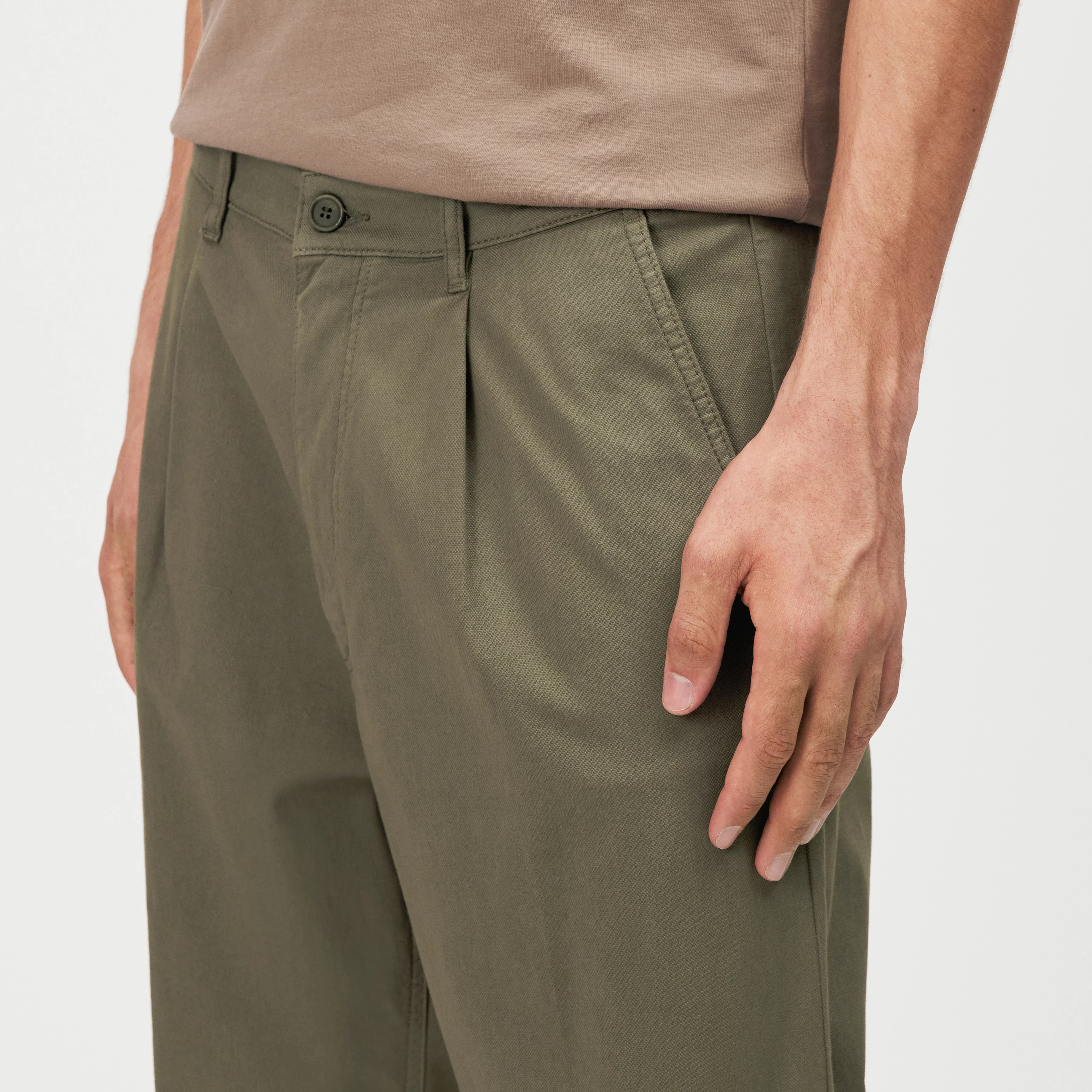 RIKKAD - Wide pleat-front cotton trousers - men - green - Detailansicht am Model