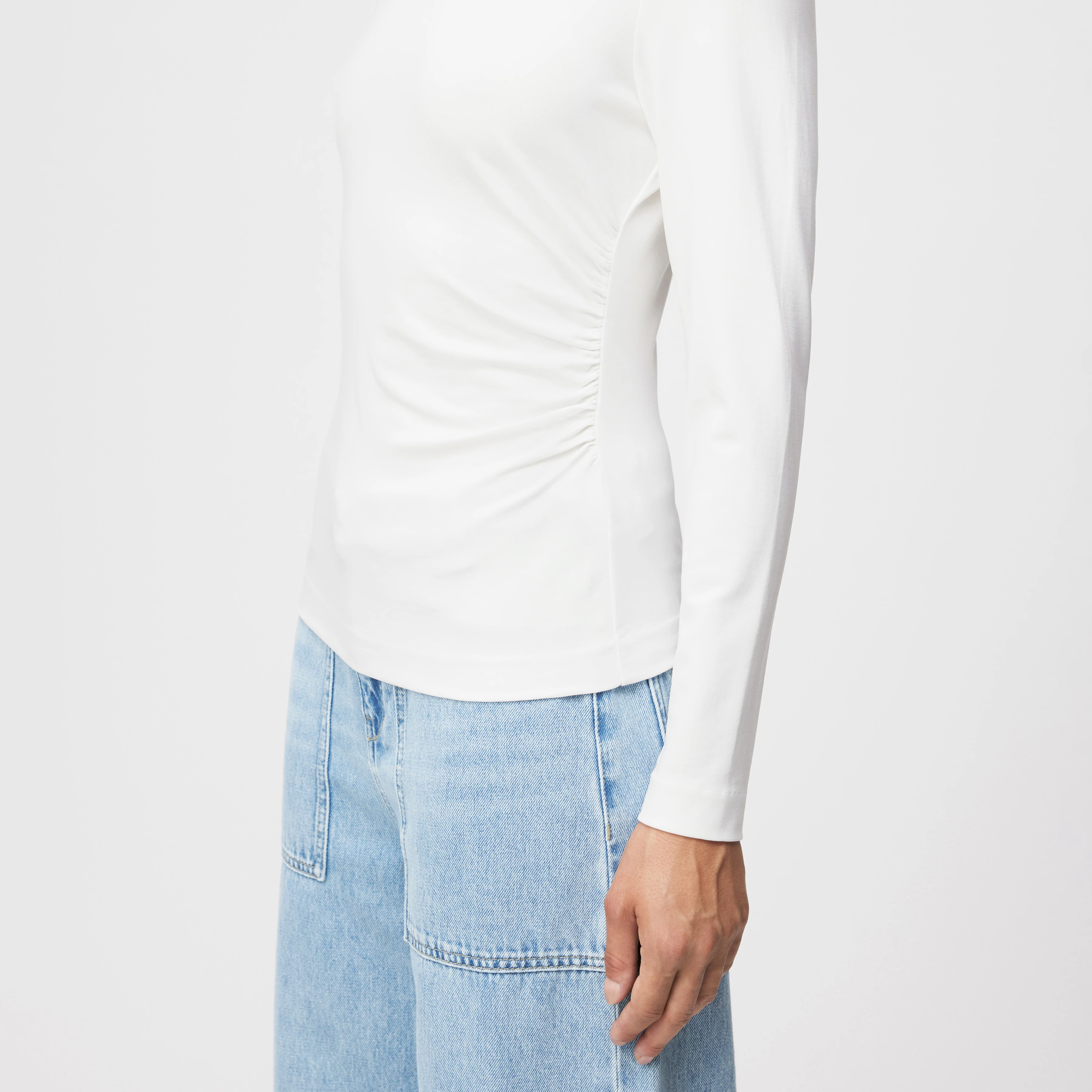 TIRY - Longsleeve in Lyocell-Mix - Damen - off white - Detailansicht am Model