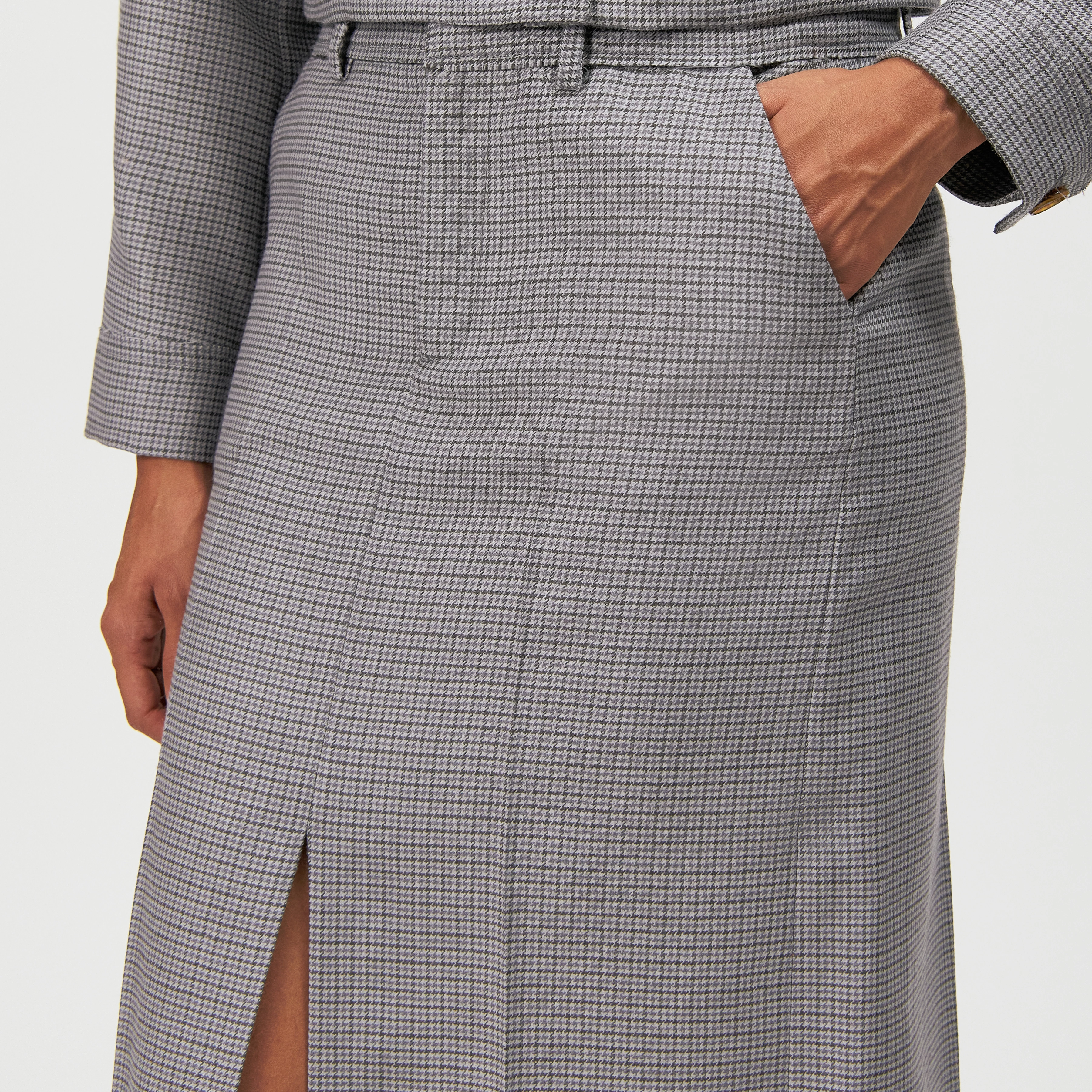 NJOLA_1 - Checked virgin wool pencil skirt - women - grey - Detailansicht am Model