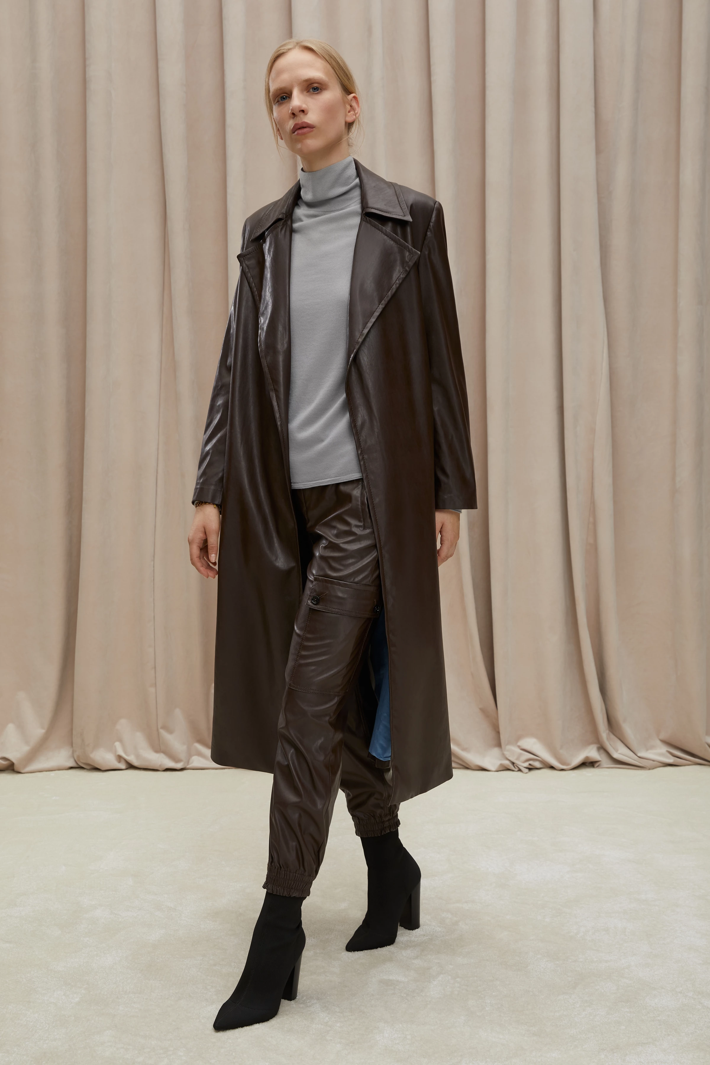 BENINA - Rollkragenpullover aus reiner Schurwolle - Damen - grau - Detailansicht am Model