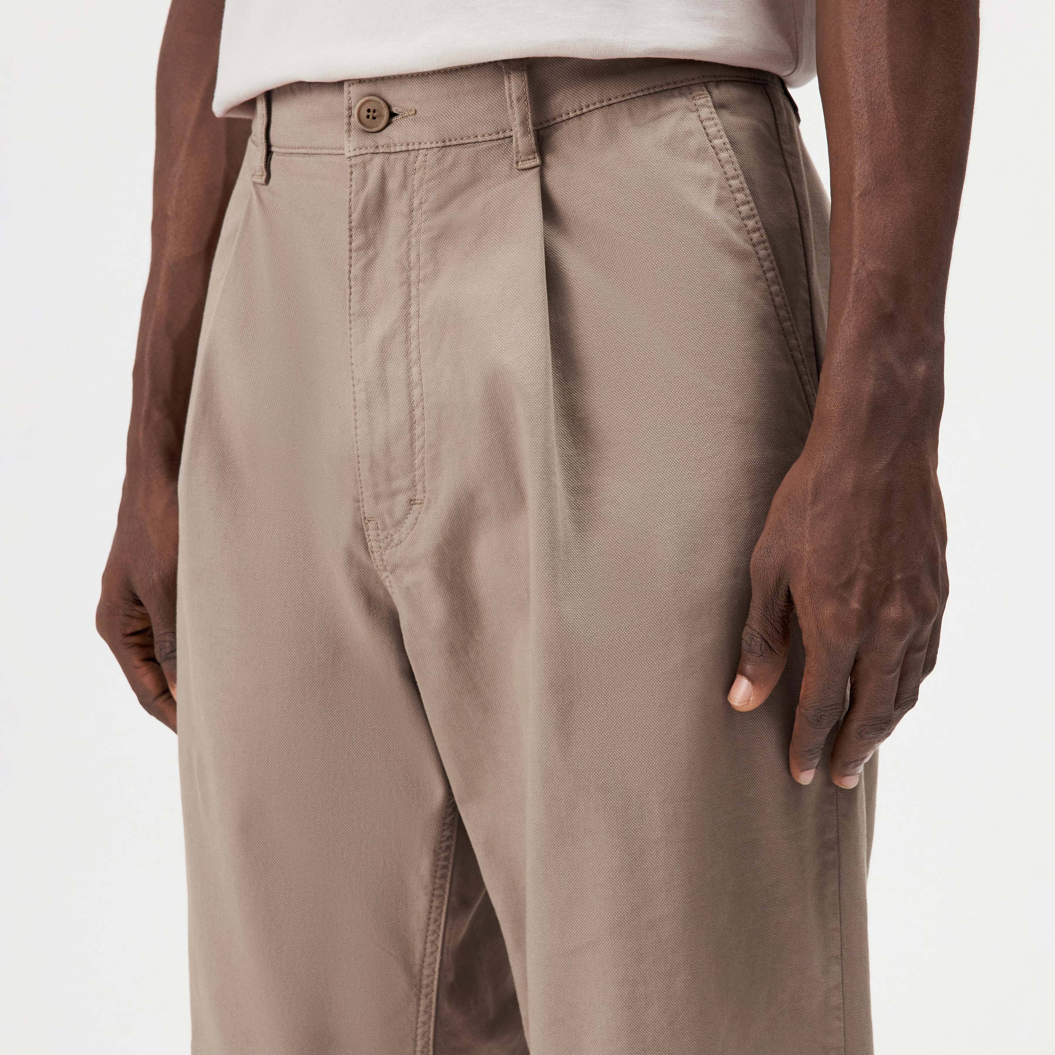 RIKKAD - Wide pleat-front cotton trousers - men - brown - Detailansicht am Model