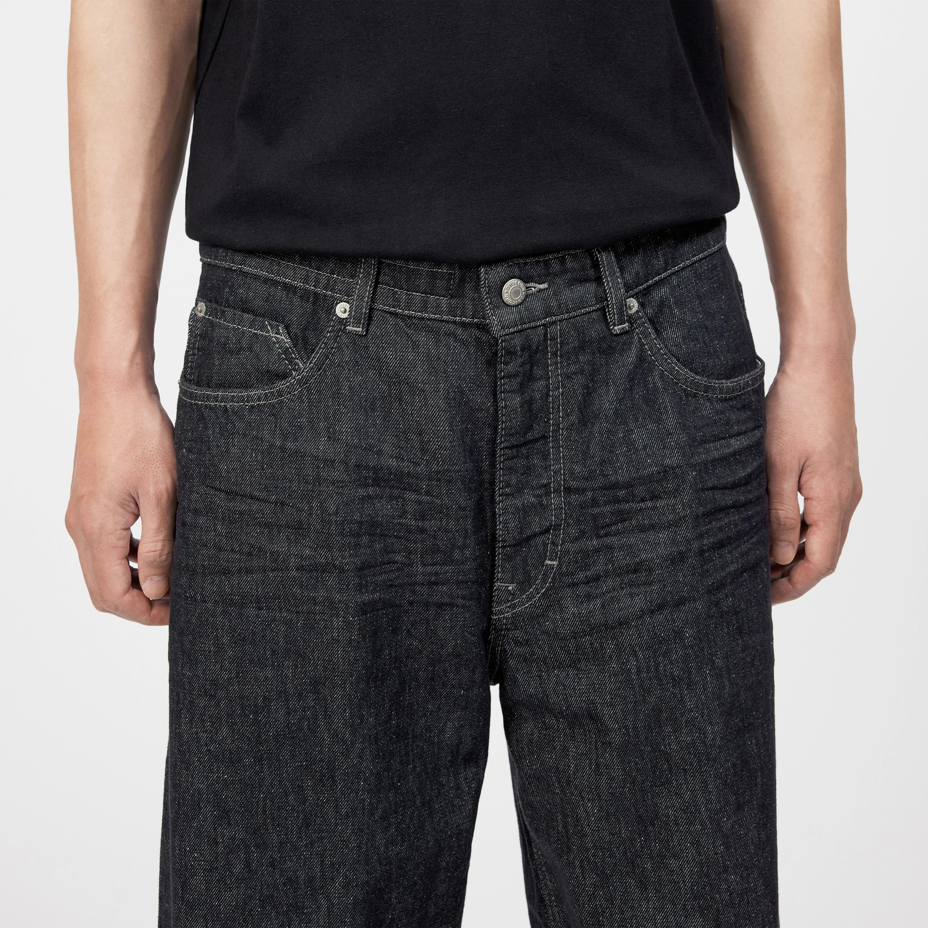 RAWDY_A - Tapered Jeans in Raw-Denim-Look - Herren - schwarz - Detailansicht am Model