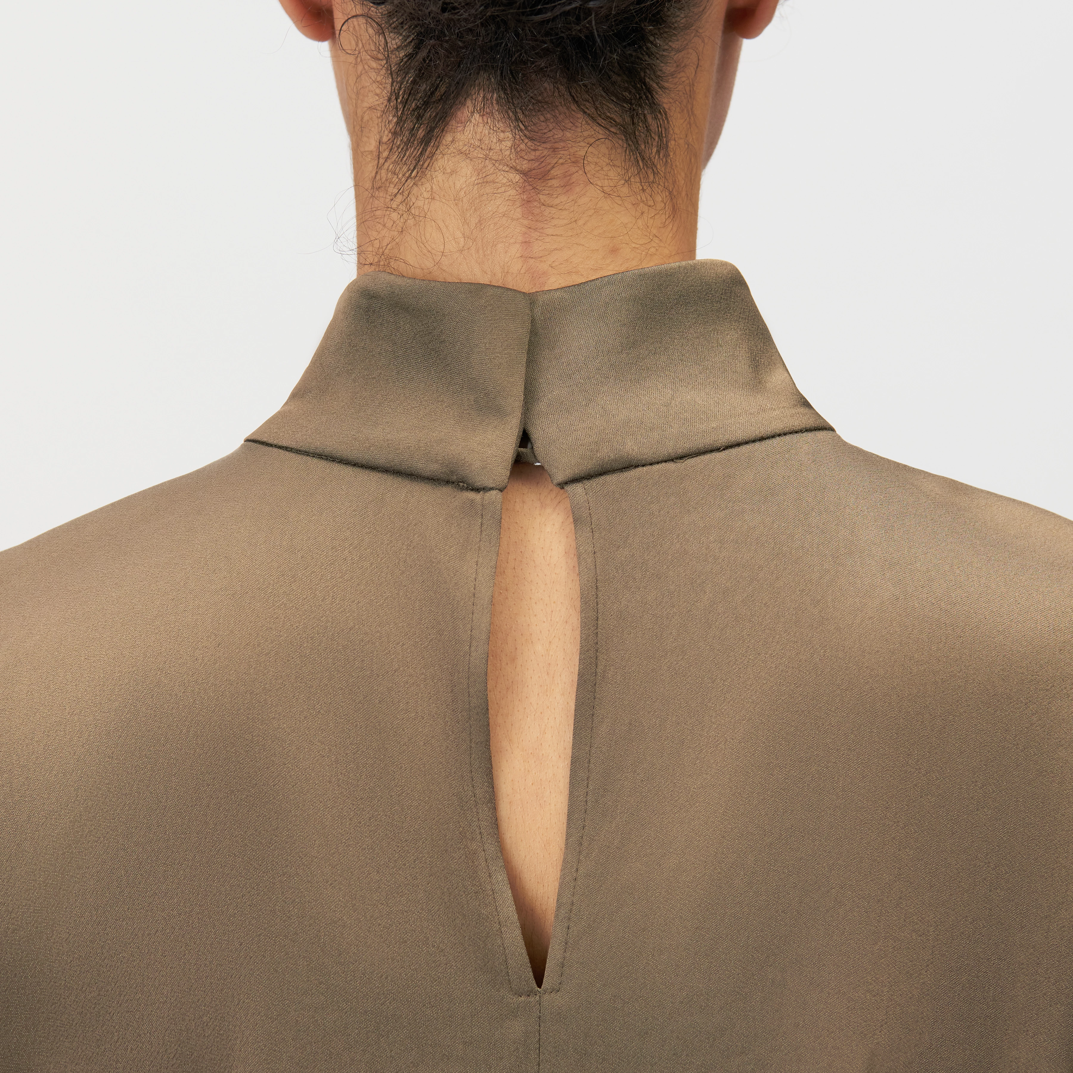 ALARIA_1 - Chemisier avec col montant en satin - women - vert - Detailansicht am Model