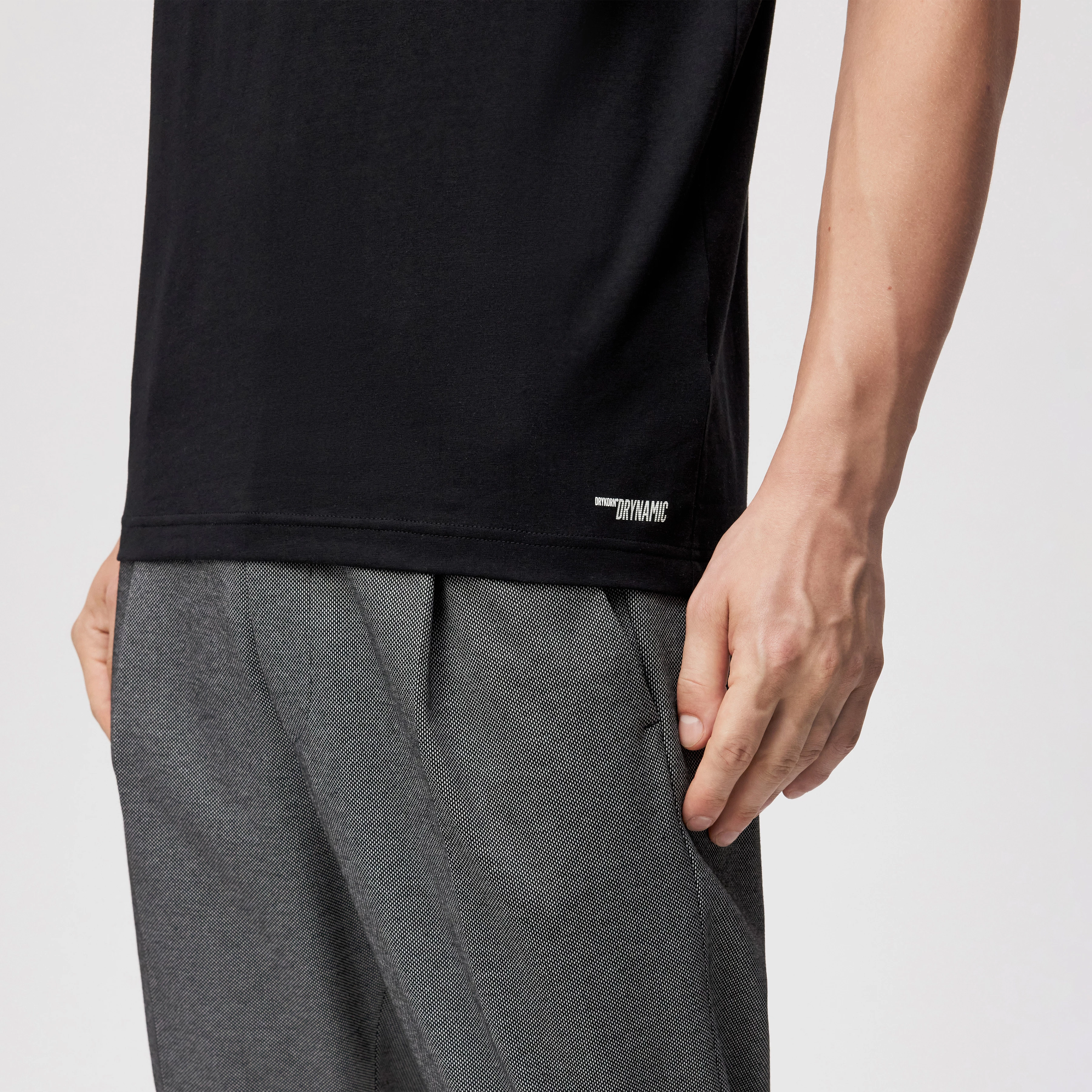 DUSTIN - T-shirt with stand-up collar in cotton - men - Natural Aluminium - Detailansicht am Model