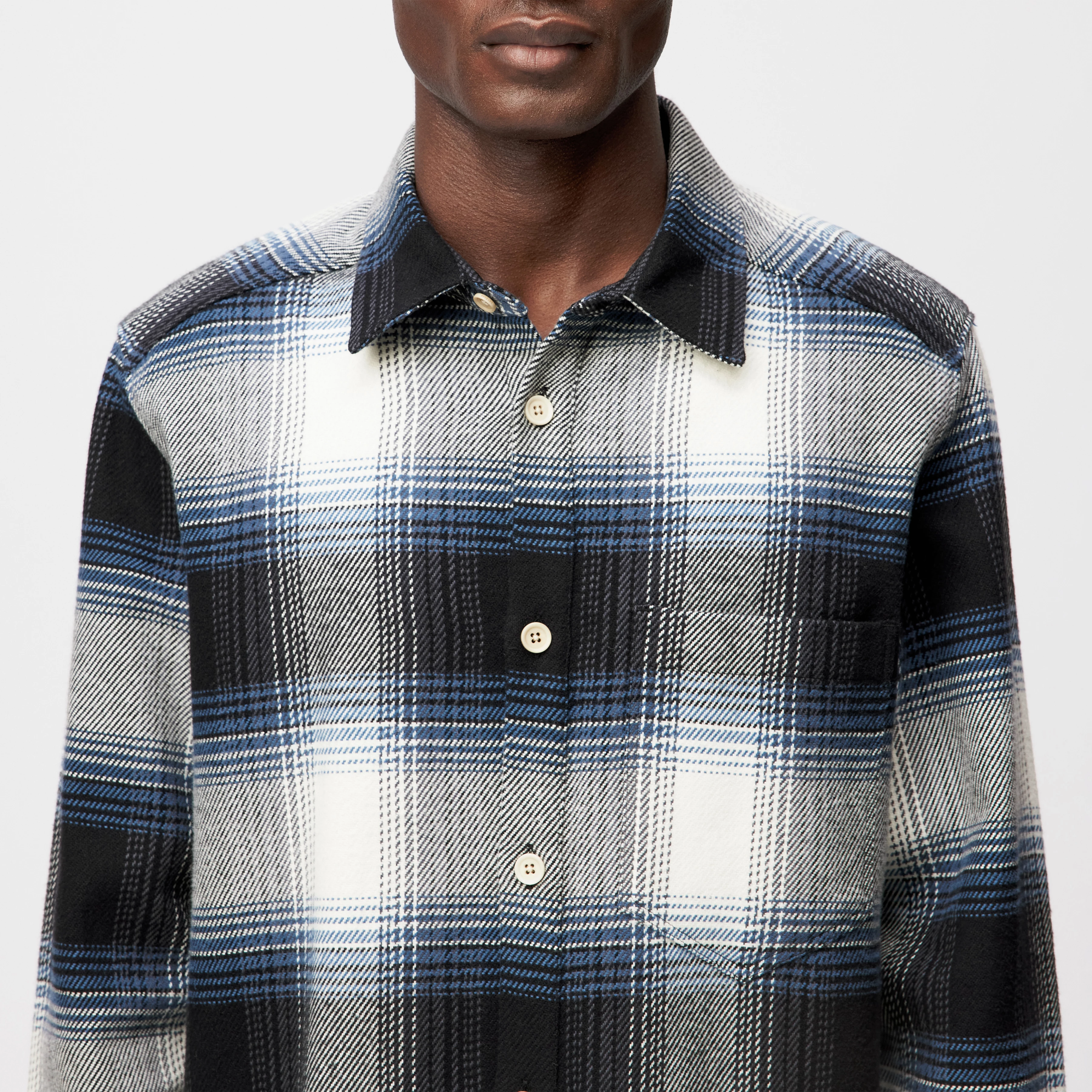 DIEGGO - Overshirt mit Brusttasche in Karo - Herren - blau - Detailansicht am Model