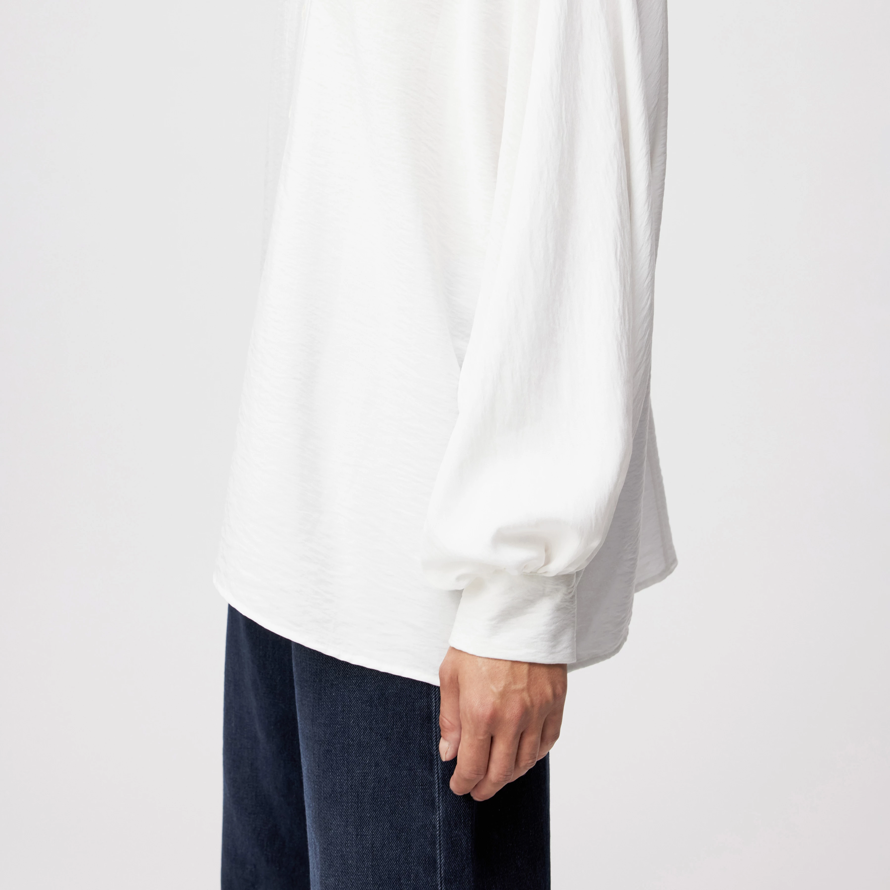 MOYALA - Bluse in Viskose-Mix - Damen - off white - Detailansicht am Model