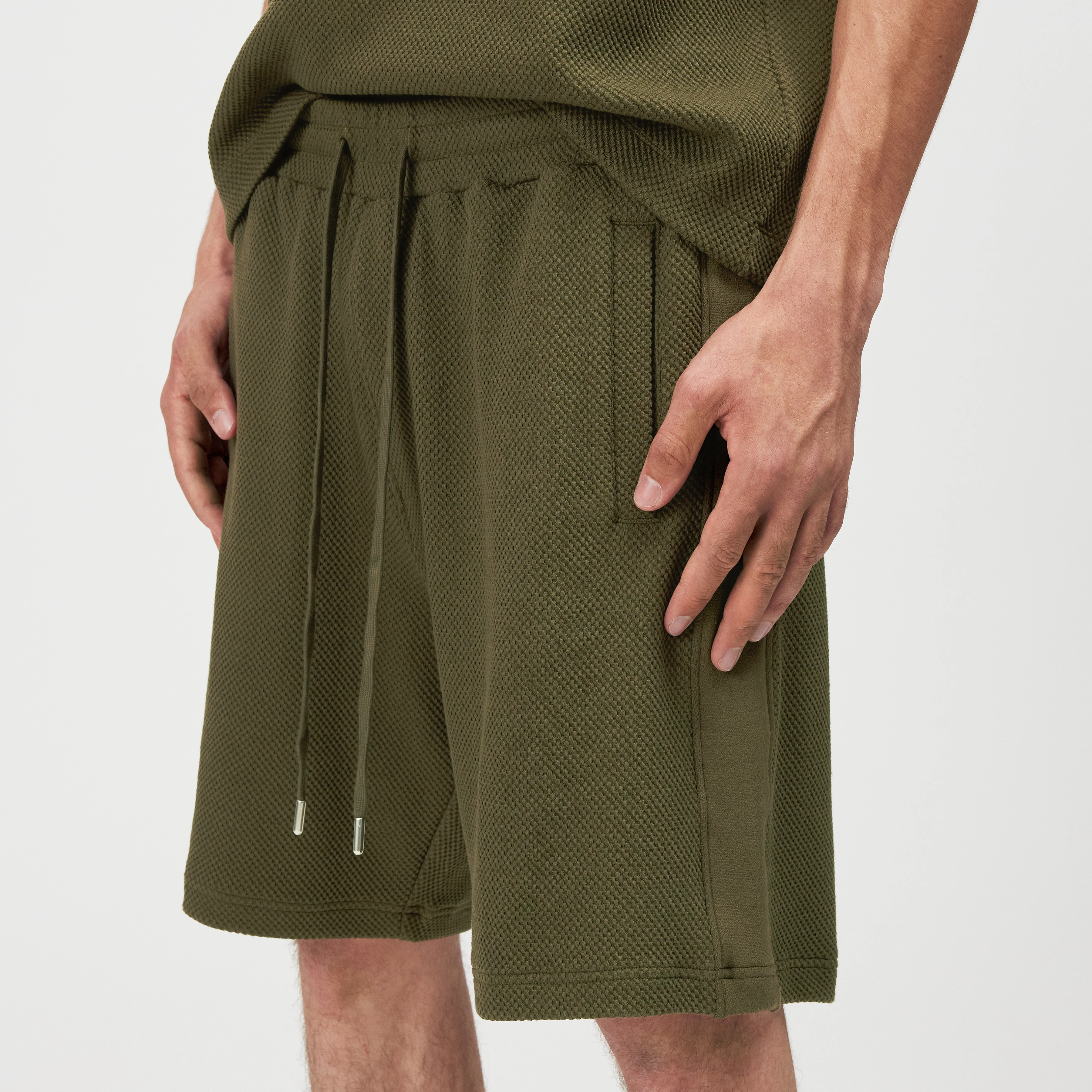 BRIKKO - Casual Shorts in Heavy Jersey - Herren - grün - Detailansicht am Model