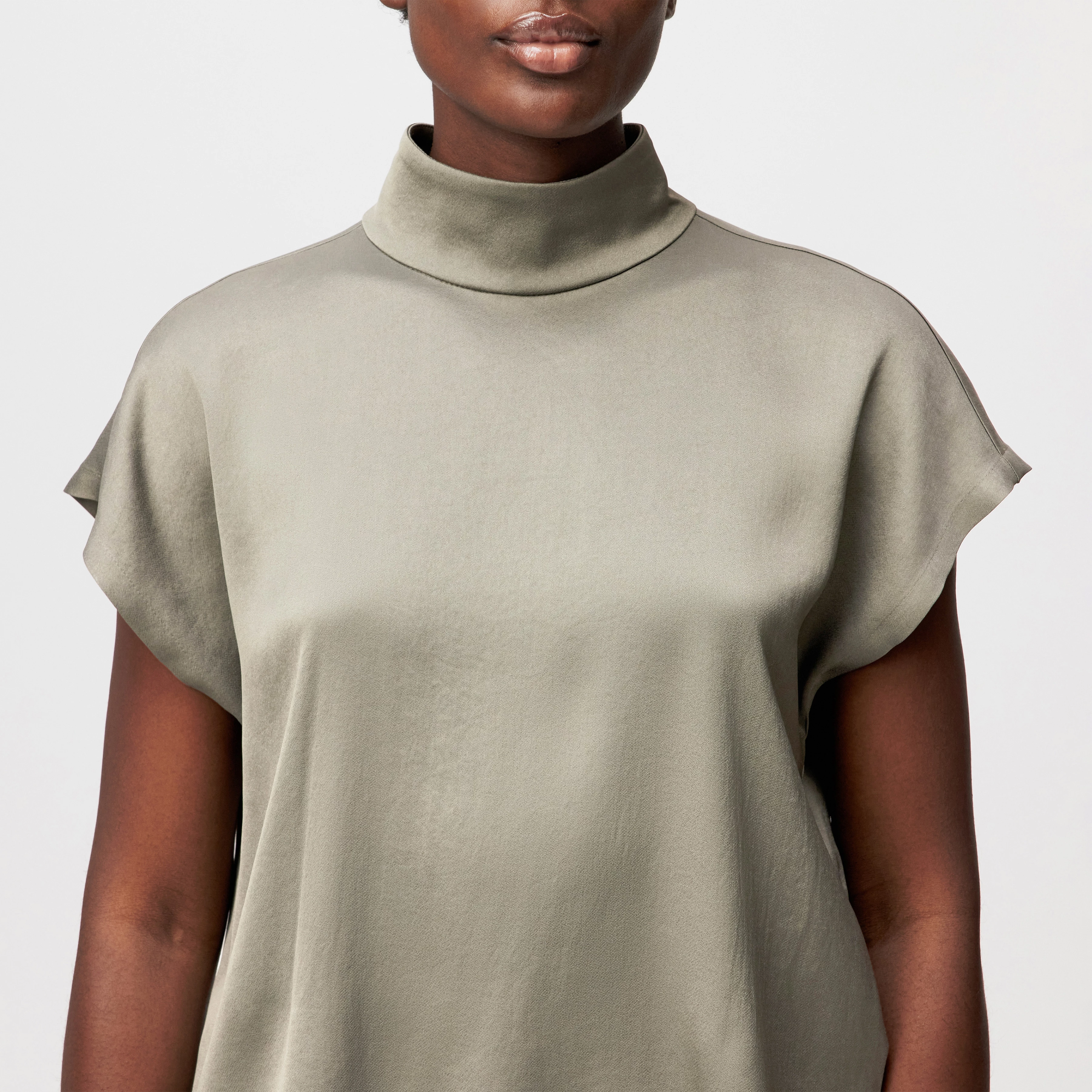 ALARIA_1 - Shirt blouse with stand-up collar in satin - women - green - Detailansicht am Model