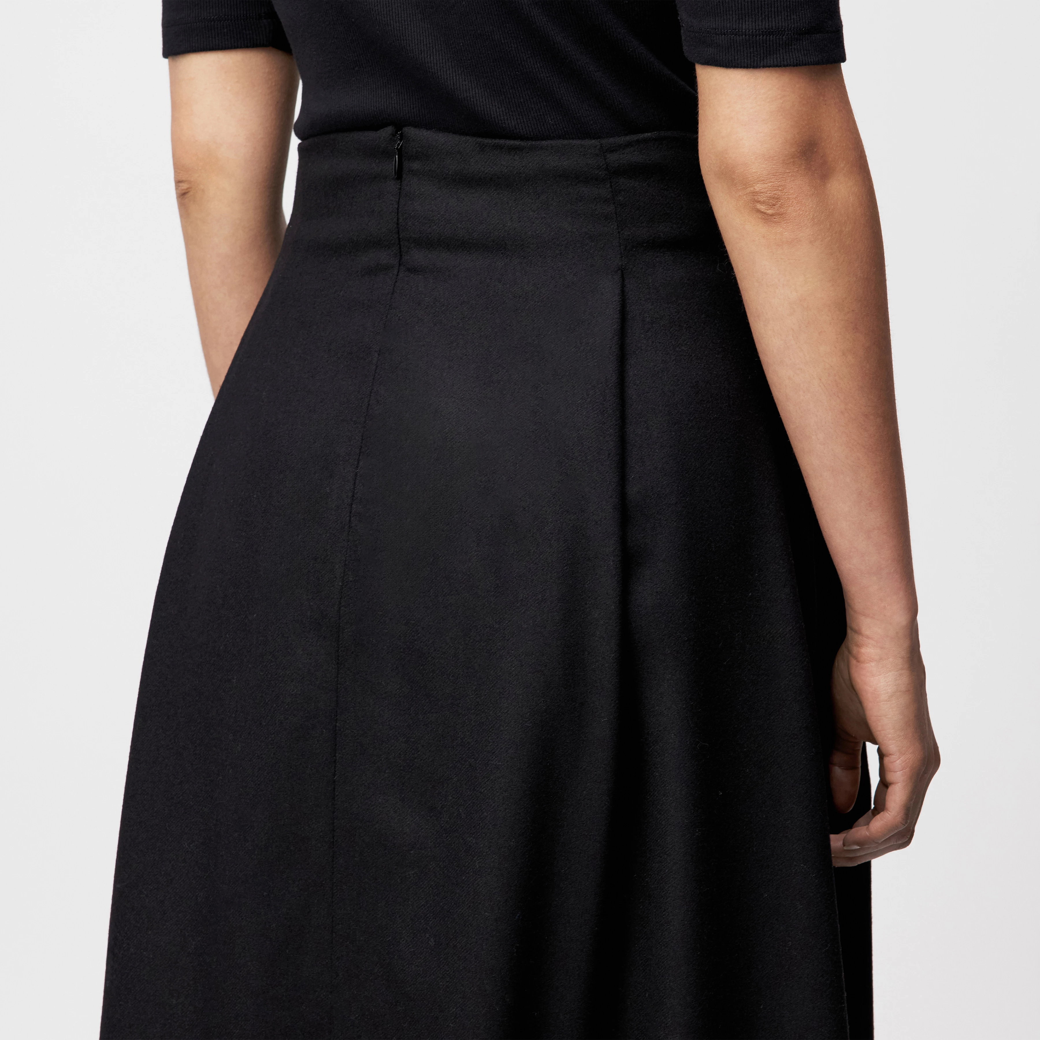 AMBAR - Jupe crayon en flanelle - women - noir - Detailansicht am Model