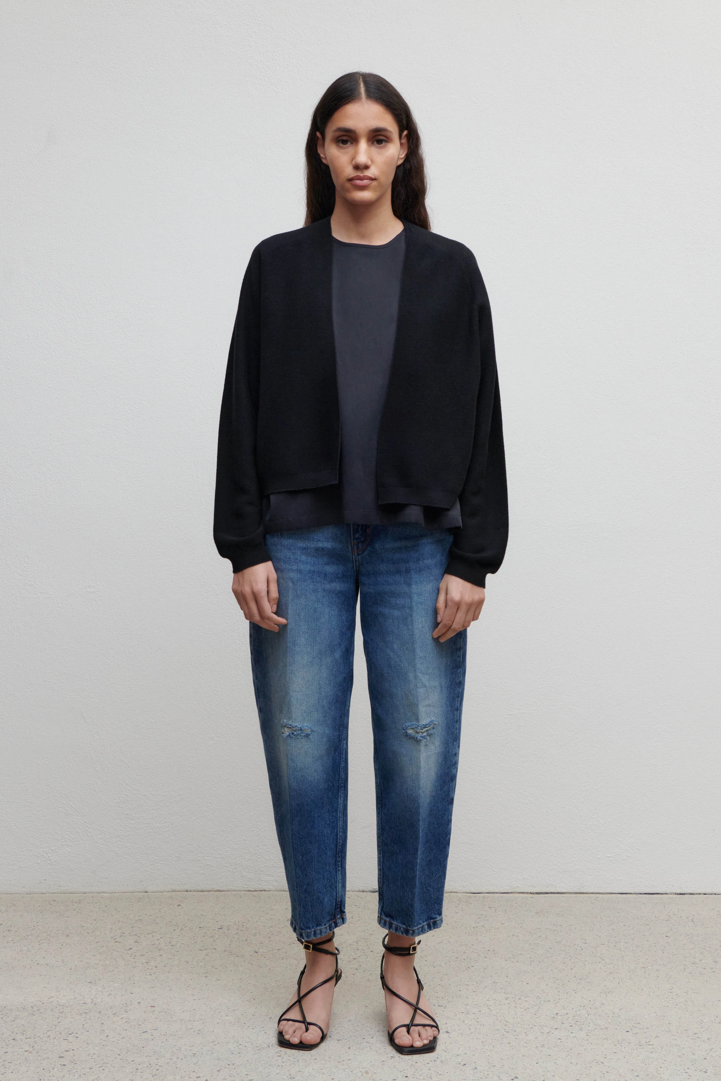 MANUMY - cleane Strickjacke - Damen - schwarz - Ganzkörper-Frontansicht