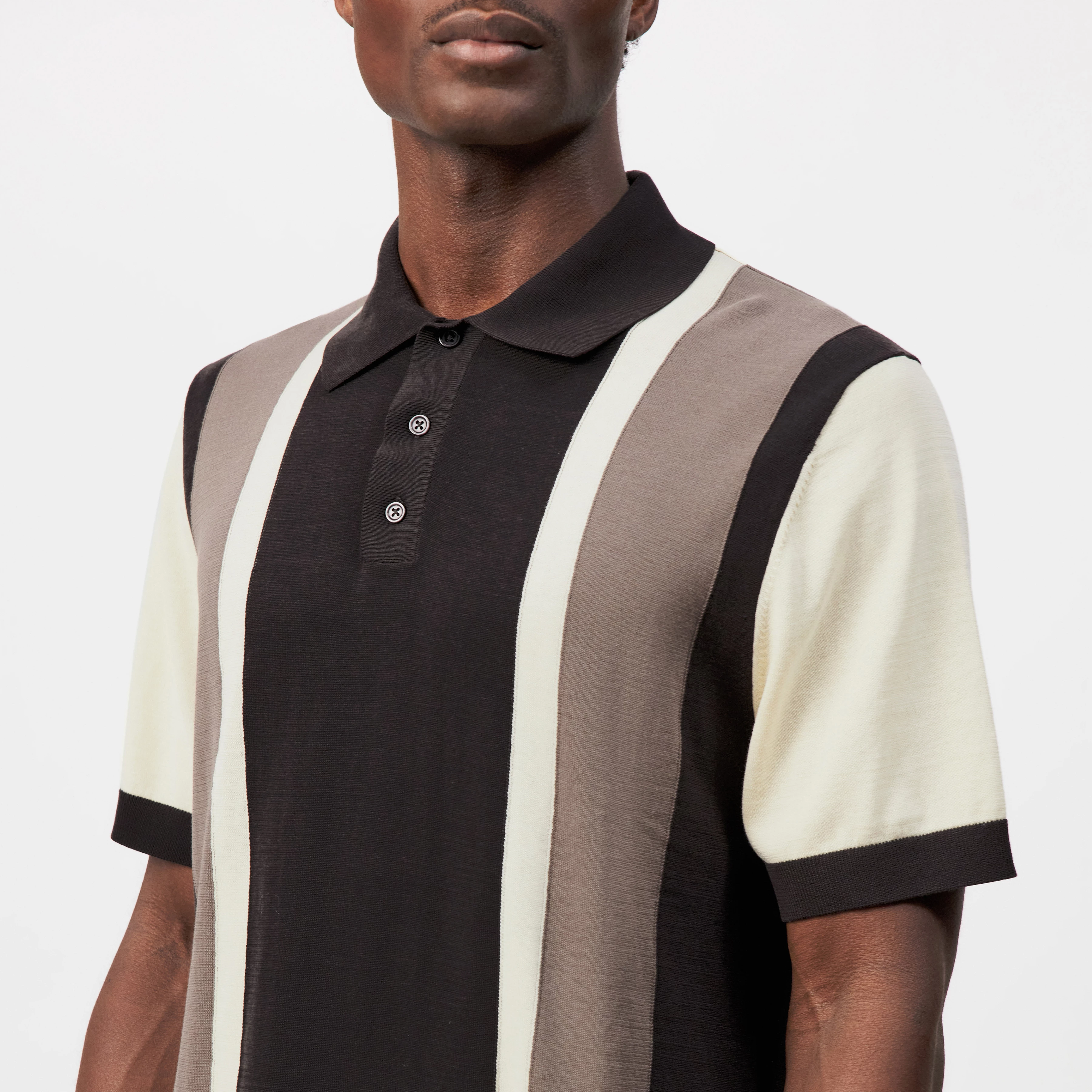 TAMIAN - Pure cotton block stripe polo shirt - men - brown - Detailansicht am Model